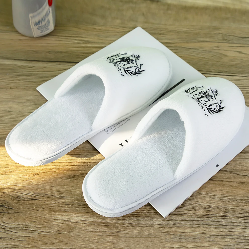 Distribution Supplier Customized Logo Closed Toe Coral Fleece White Coral Velvet Disposable Hotel Slippers