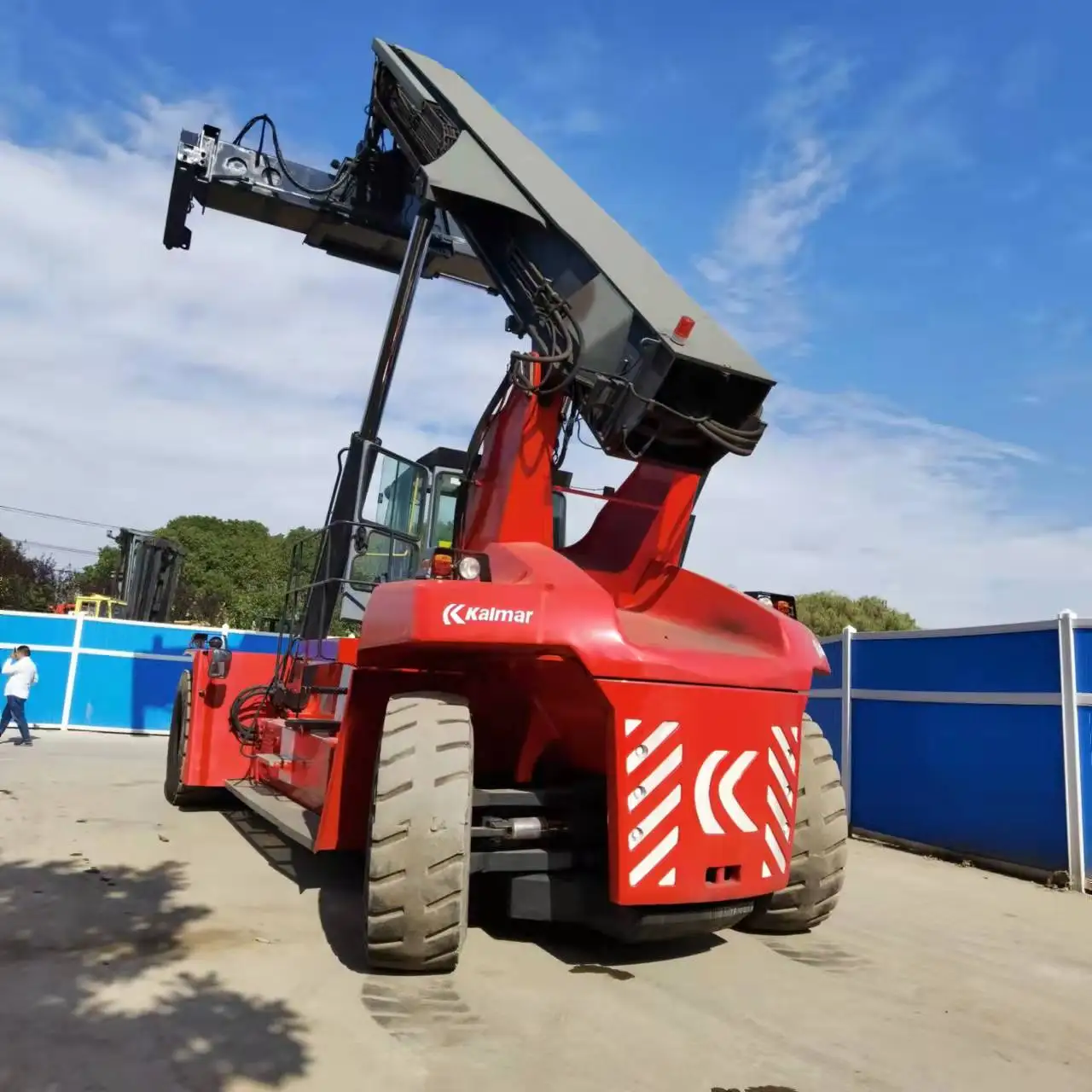 kalmar DRD450 reach stacker 40CONTAINER LIFTING