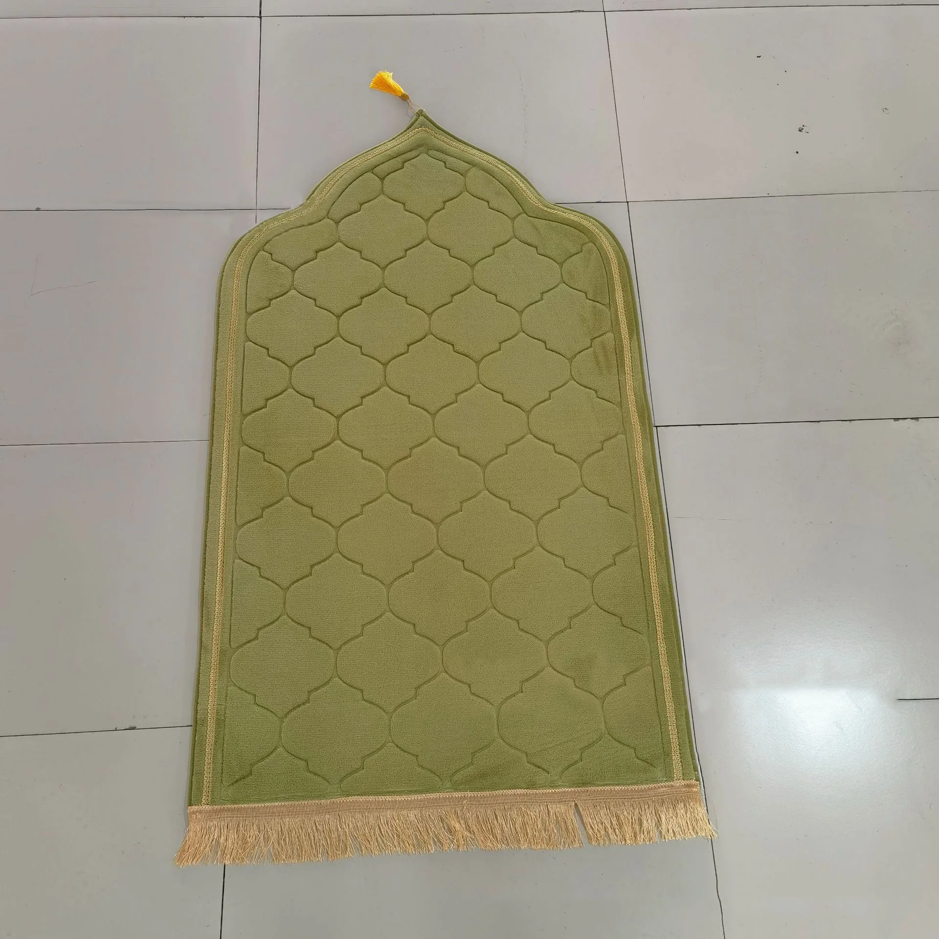Islamic Popular Design Ramadan Thick Prayer Rug Velvet Rug Portable Memory Foam Arabic Muslim Prayer Mat For Turkish Praying Rug