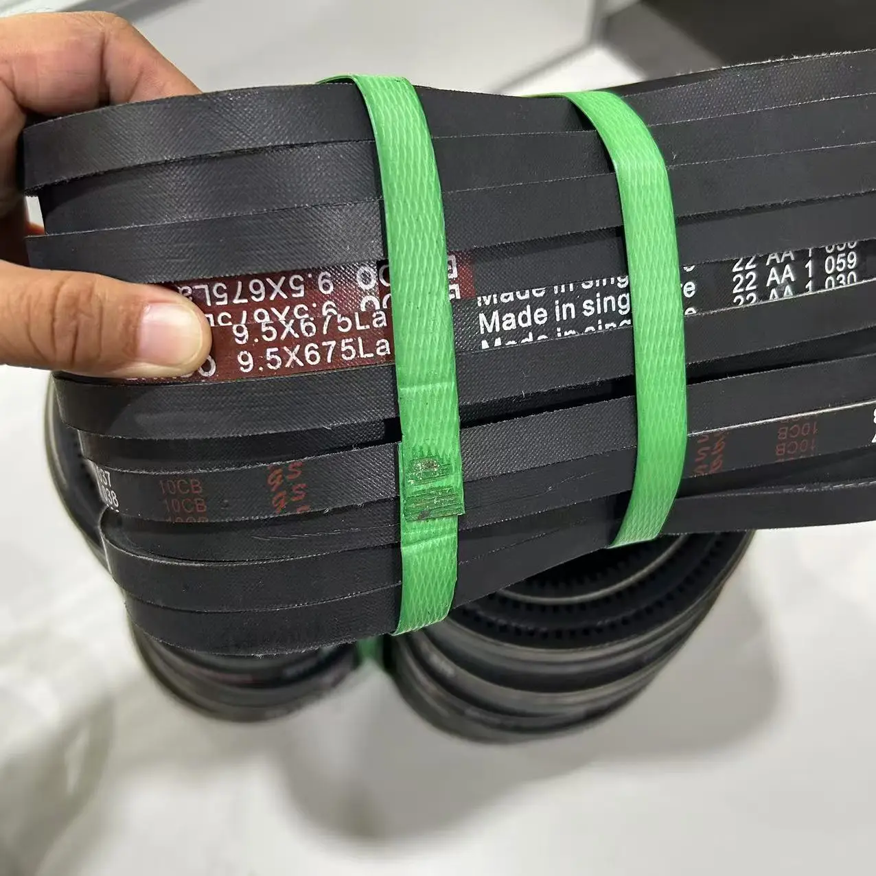 AV10 Engine Teeth 9.5X835La Rubber V-Belt Customizable OEM V-Belts for Automotive