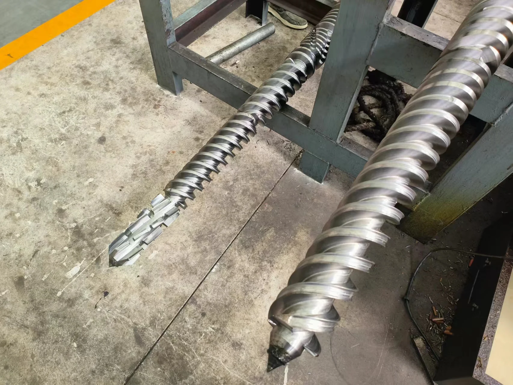 Manufacturer of conical/parallel twin screws