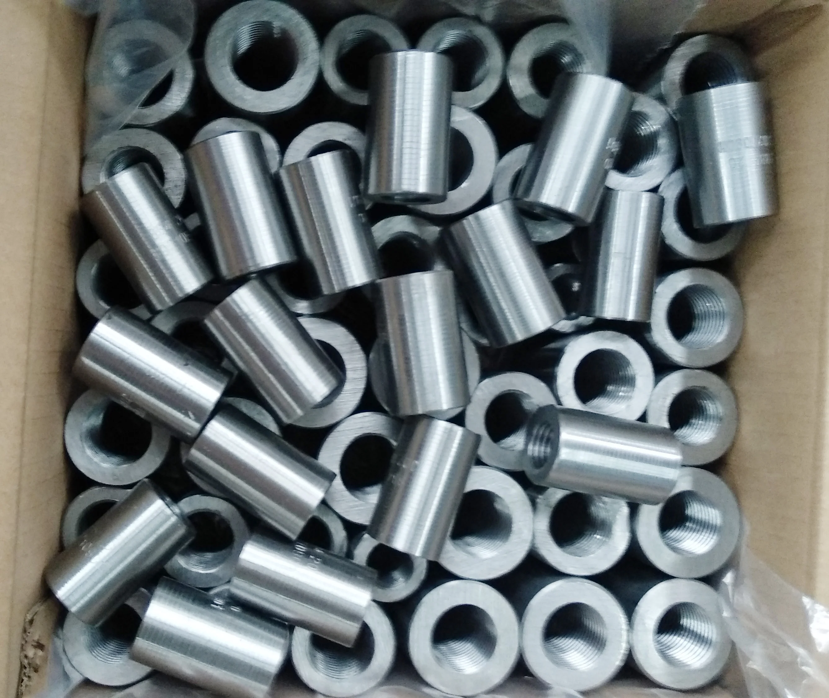 Сцепляющая арматура параллельно с резьбой сцепляющая