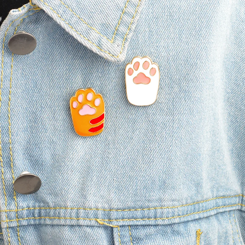 Hot Selling Custom Cat Dog Footprint Brooch Cute Pink Animal Footprints Enamel Lapel Pin Funny Cartoon Theme Casting Souvenir