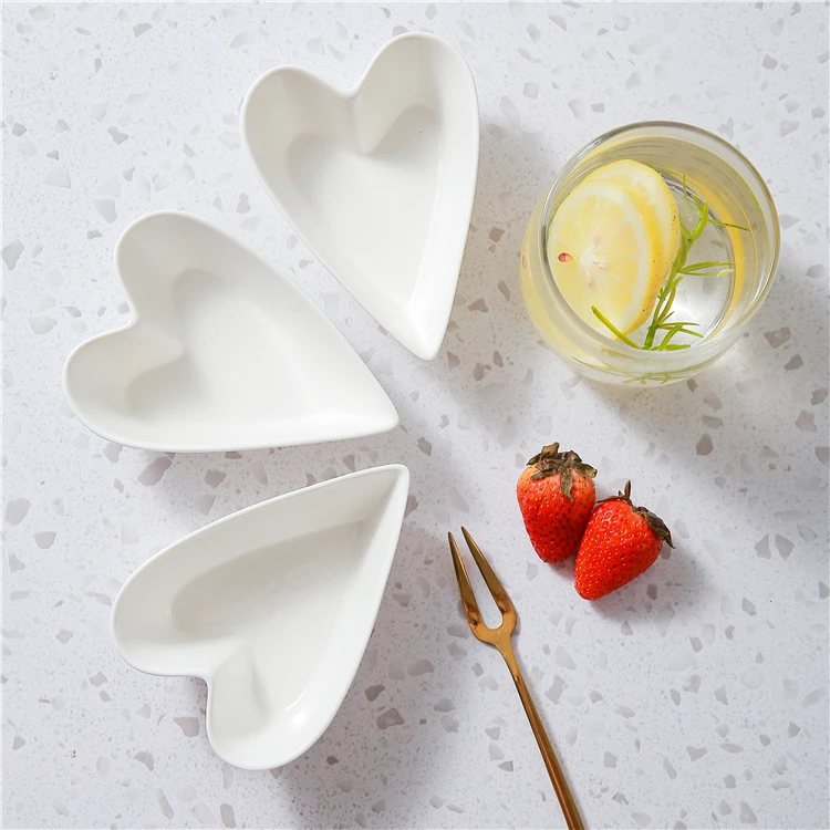 Hot selling modern unique design white heart shape ceramic serving dishes with wooden tray