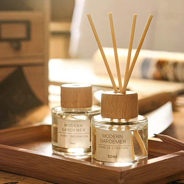 Vietnam Classic Aroma Reed Diffuser Bottle Clear Flat round Empty Glass Jar with Wooden Cap 100ml 200ml Volumes for Glasses Use
