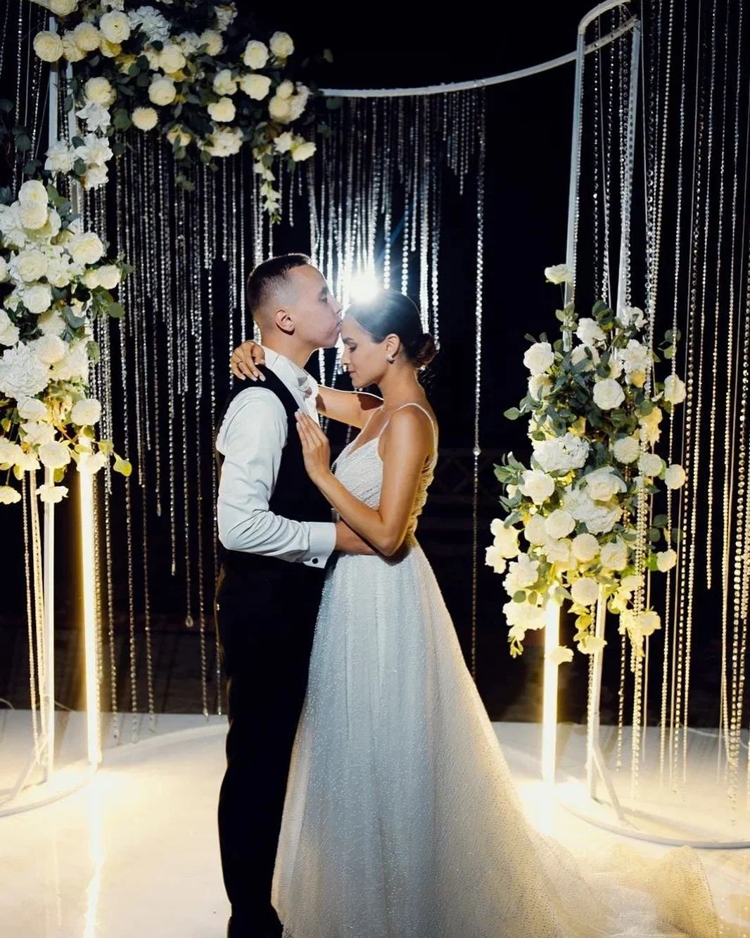 Curve Shape Metal Backdrop White Golden Arch Beads Hanging Metal Gate Door Stand Backdrop Wedding for Event Ceremony