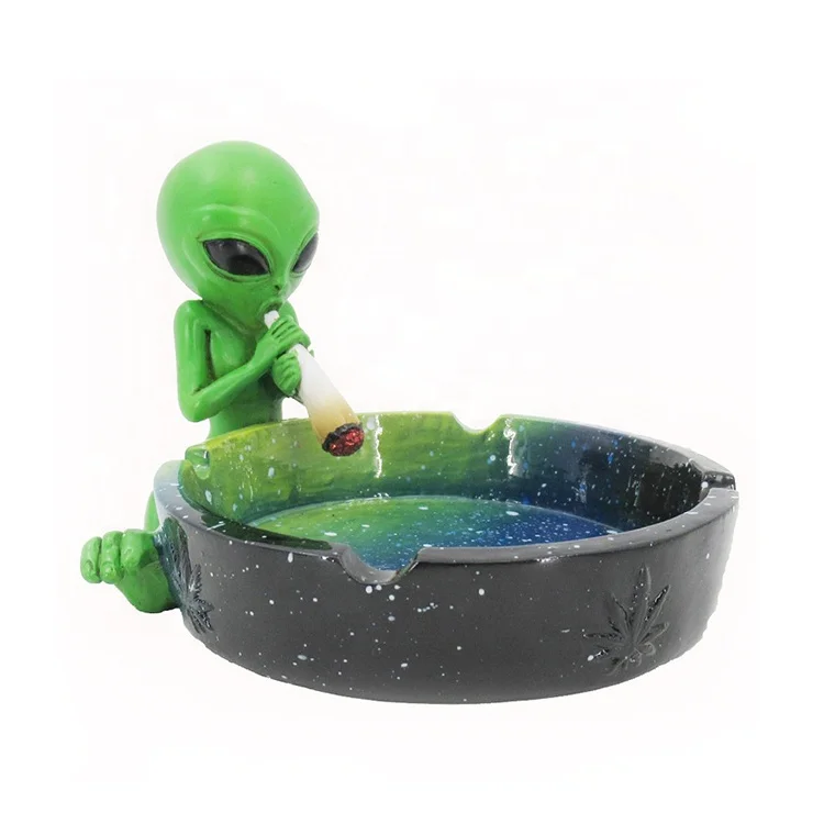 Wholesale resin alien smoking sculpture ashtray alien space ashtray can place cigeratette ashtray