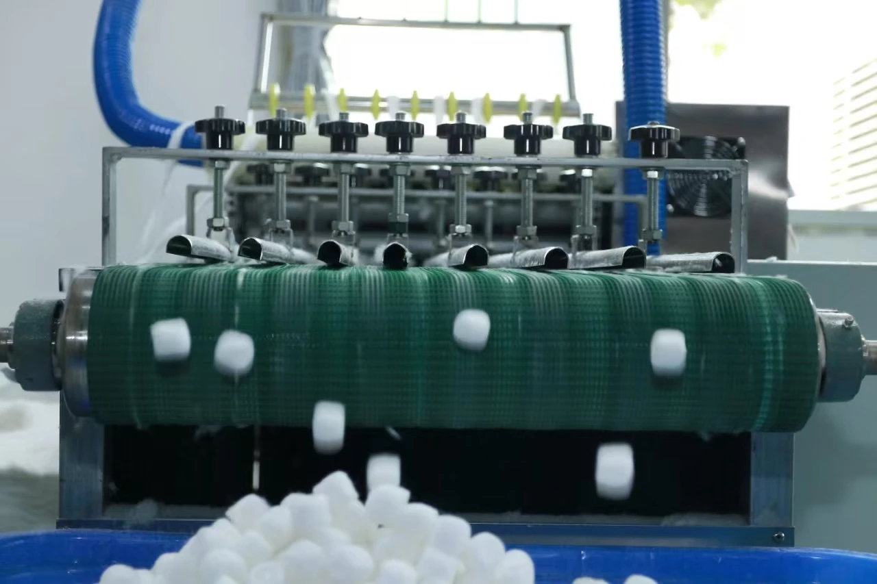 OEM Absorbent soft cotton balls 100% pure Cotton Balls With High Absorbency Whiteness for Surgical use or cosmetic and beauty