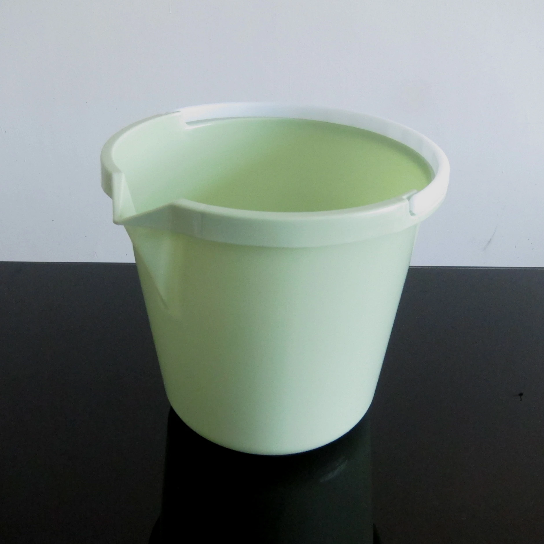 Good quality 10L plastic bucket With Handle Water Washing Bucket