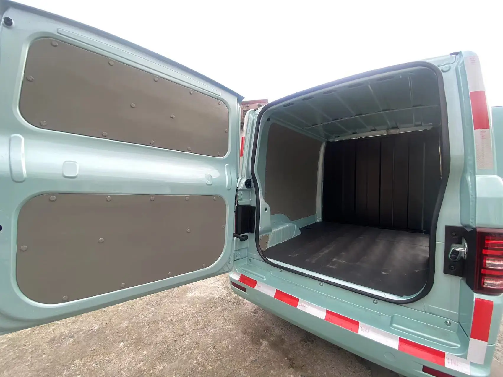 Factory Supply 3.3kw speed charging 71km/h 200km 2024 4 wheeler small mini new energy vehicles for adults Used Cars