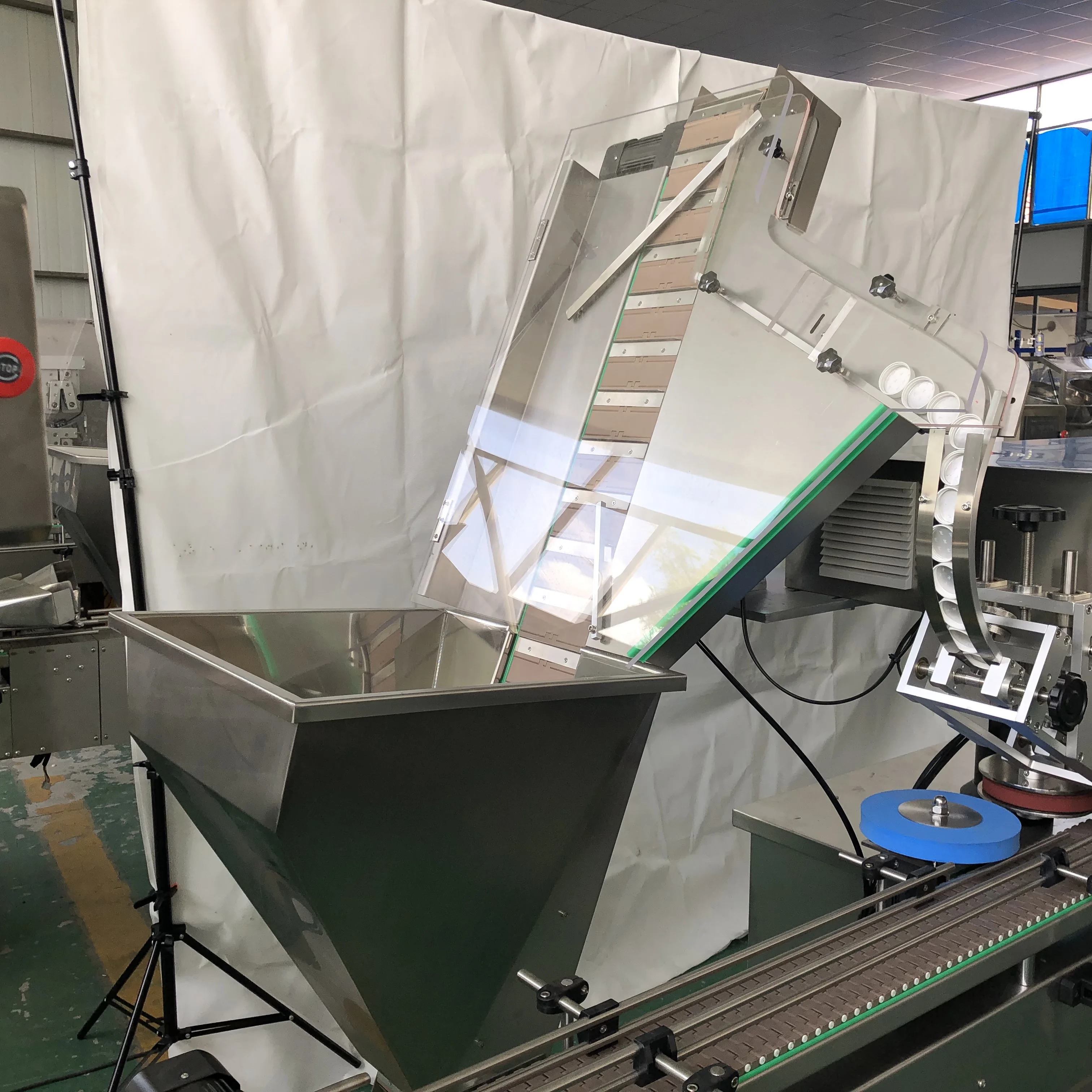  New Condition Automatic Capper For Plastic Bottle Capping