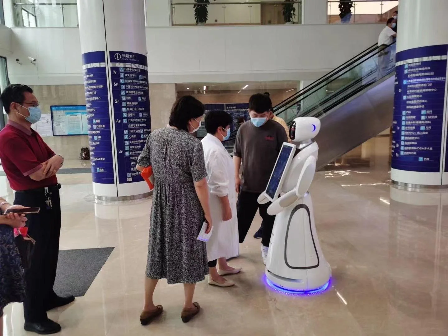 Widely using  AI service robot welcome guiding robot