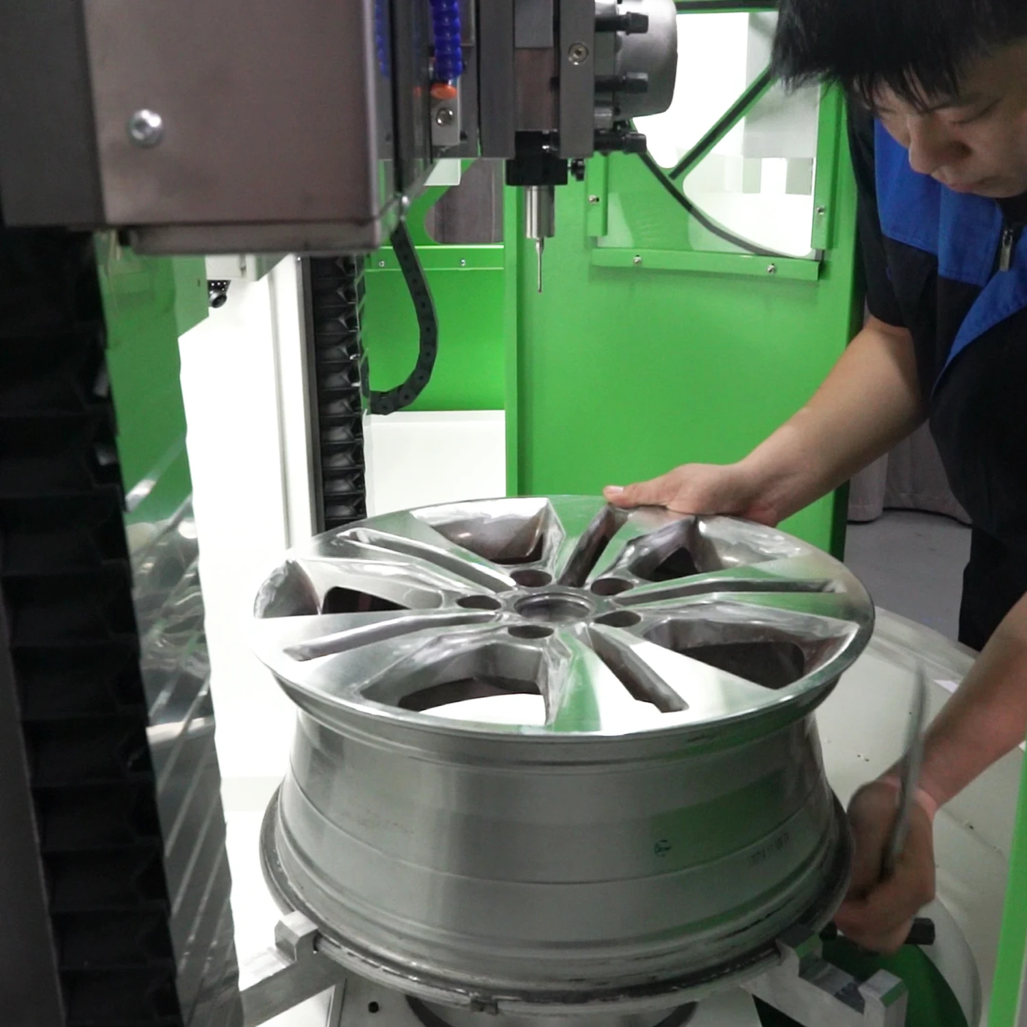 Vertical Alloy Wheel Repair Machine AWR804VP with Ruby Detection and Diamond Cutting Completed in Four Automated Steps