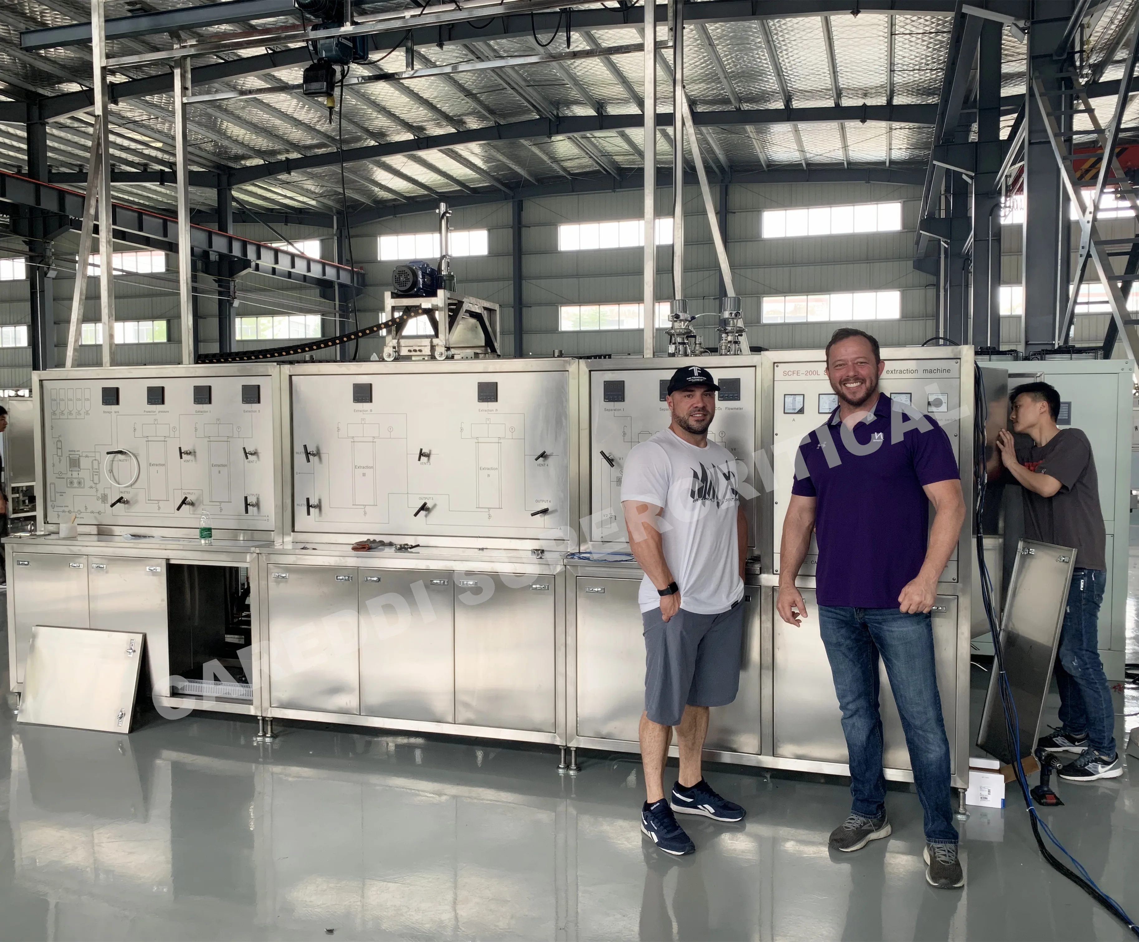 Заводской производитель Сверхкритическая машина для экстракции CO2 в промышленном масштабе травяного эфирного масла