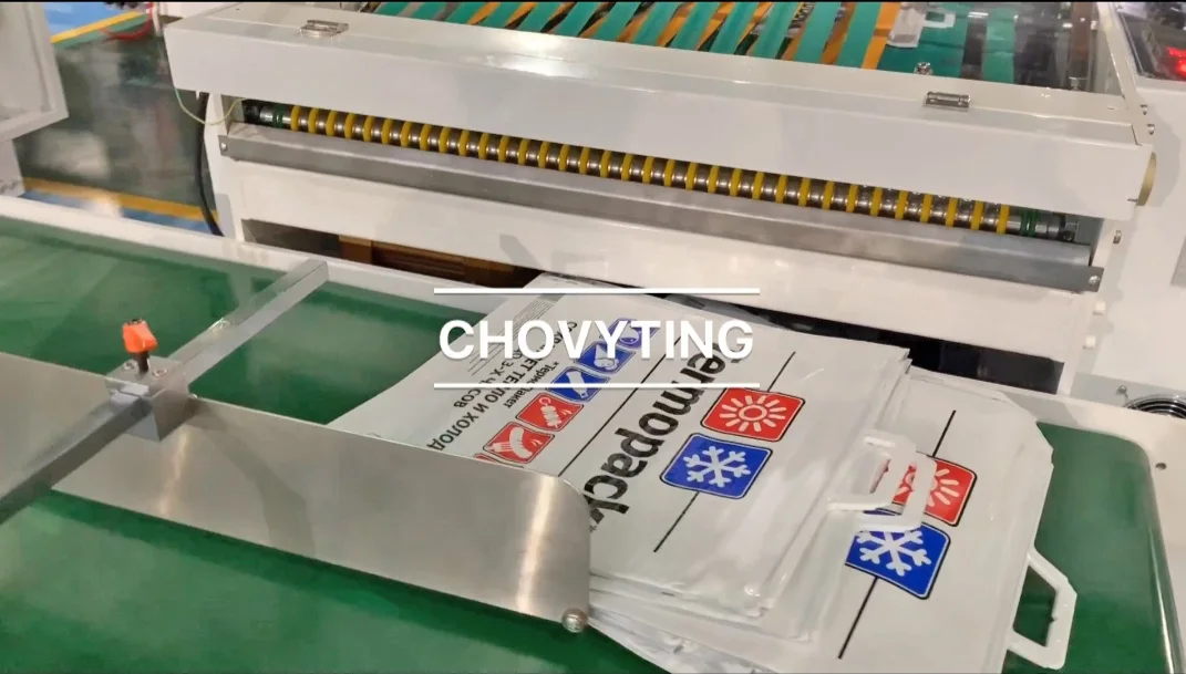 Automatic isothermal bag making machine with rigid handle heat preservation