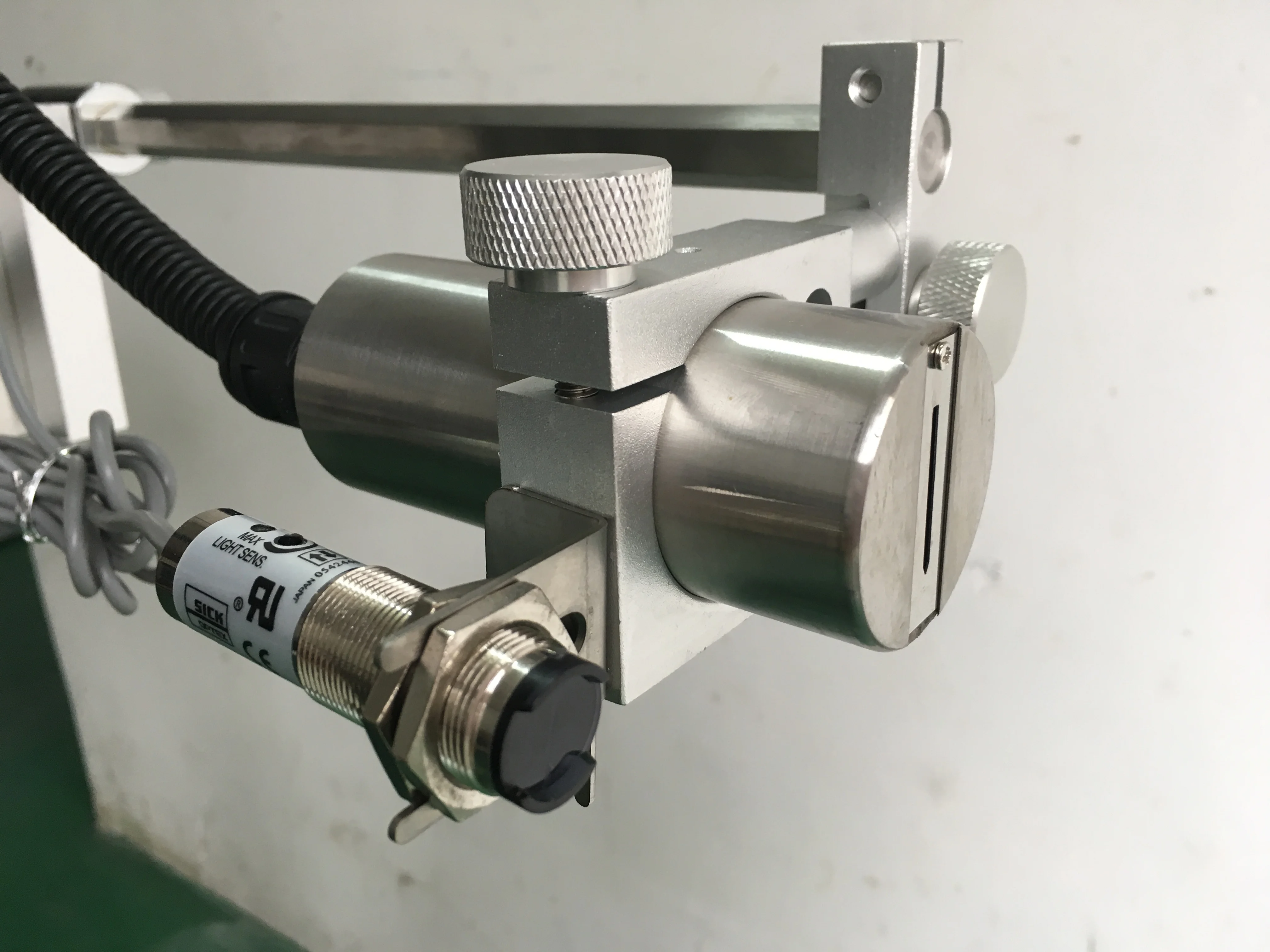 Automatic sensor fixed spray nozzle continuous vertical bechmark digital inkjet code printer for batch code expired date