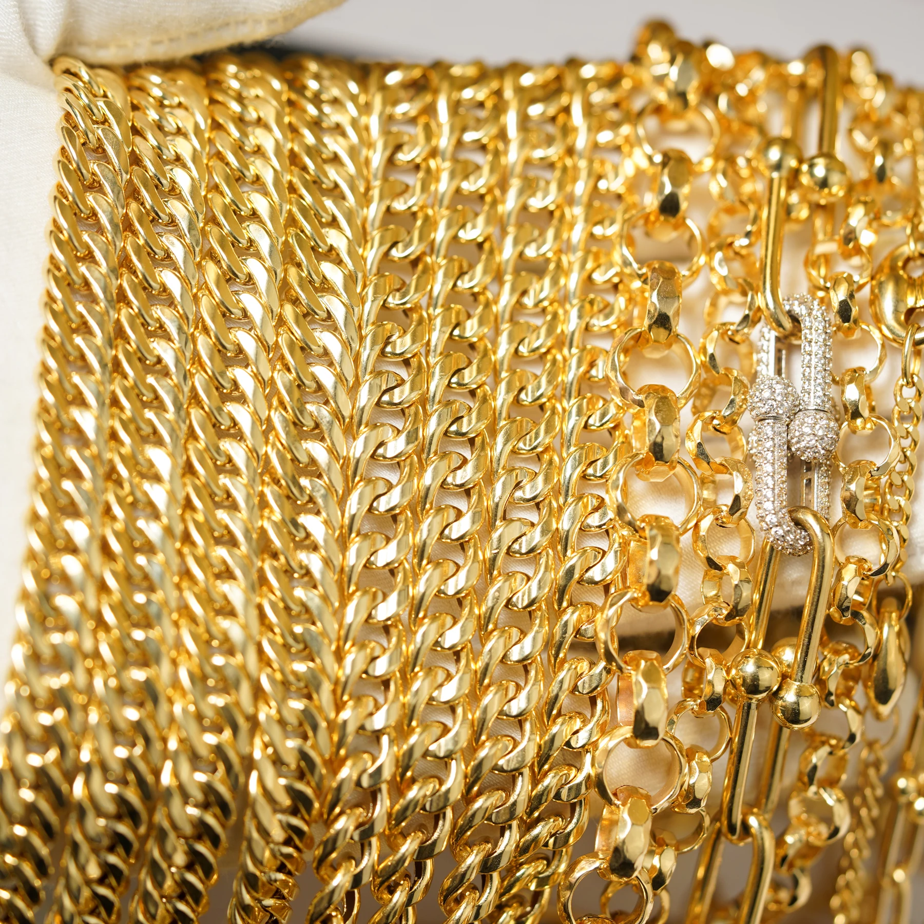 PCX Jewelry Hot selling 18k real gold jewelry manufacturer 18k solid gold Figaro chains necklace pure 18k real Necklace