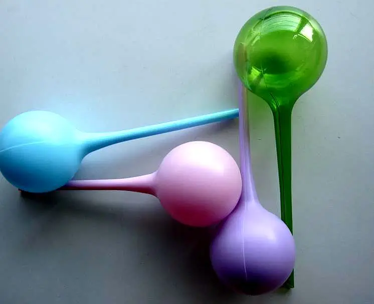 Indoor&outdoor Automatic Self Watering Plant Ball Bulbs Plastic Garden Plant Self Watering Globes for Plants and Flowers