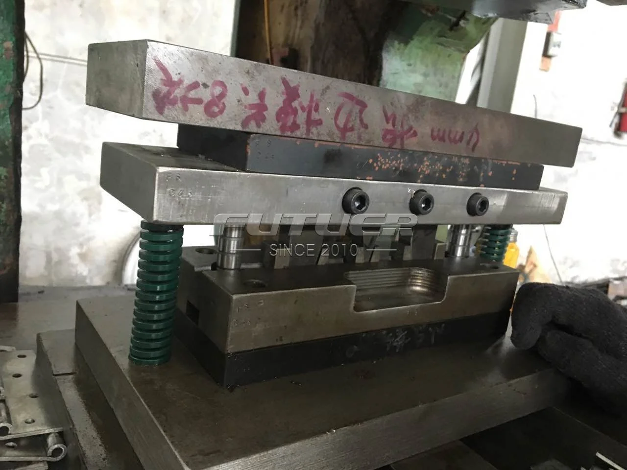 Mould manufacturer metal stamping mold terminal progressive extruding mold