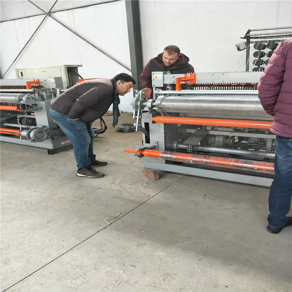 Automatic electric galvanized wire weld mesh making machine in roll