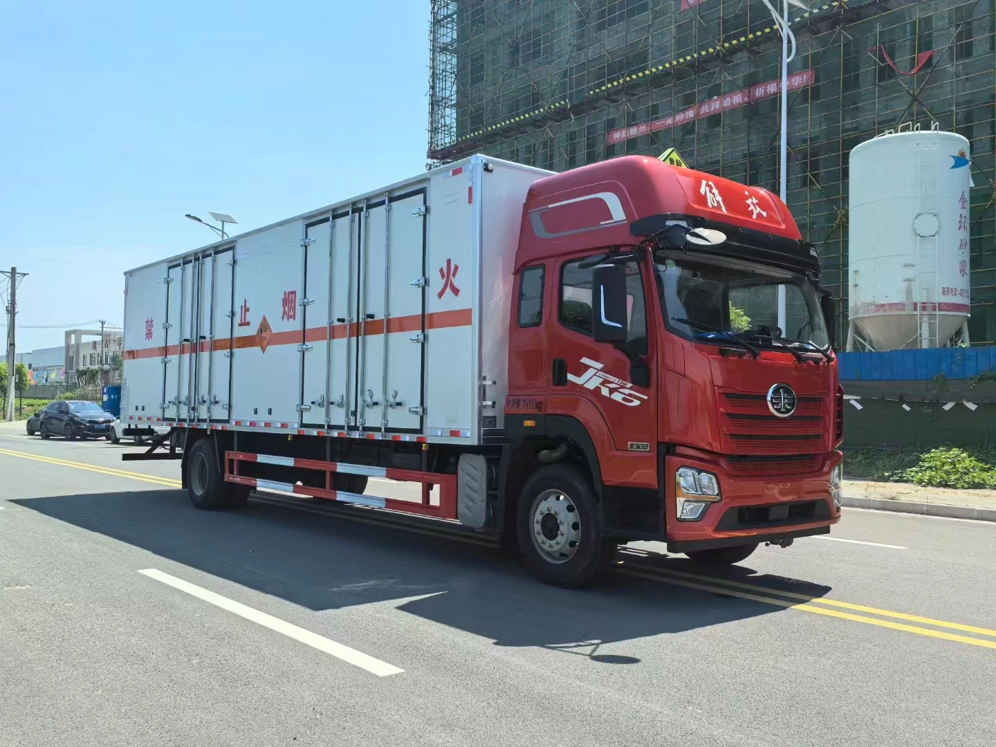 At a Low Price, Liberation Van Truck 8.6-10m Flammable and Explosive Dangerous Goods Transport Vehicle