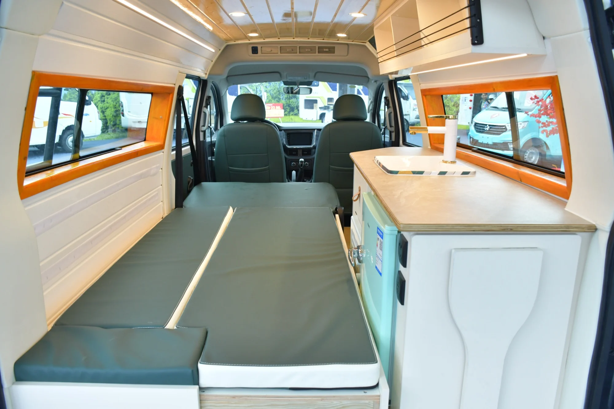 Автомобильный автомобиль для отдыха на бензине 2024 Vanlife флагманское издание роскошное топливо 2 0 л Кемпинговый кемпинга