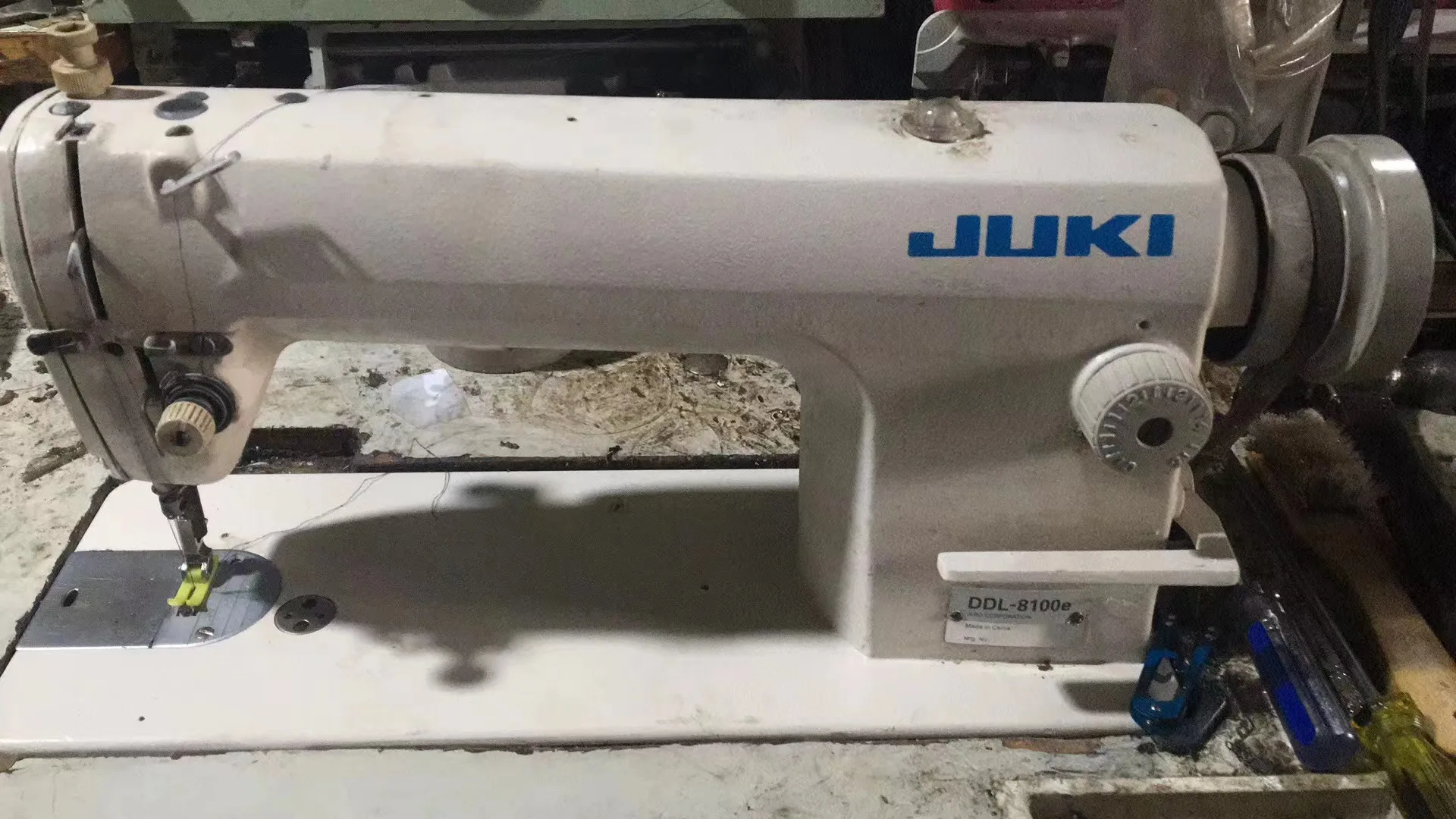 Industrial Sewing Machine Used Jukis DDL-8100e high speed single needle locksttich sewing machine with table