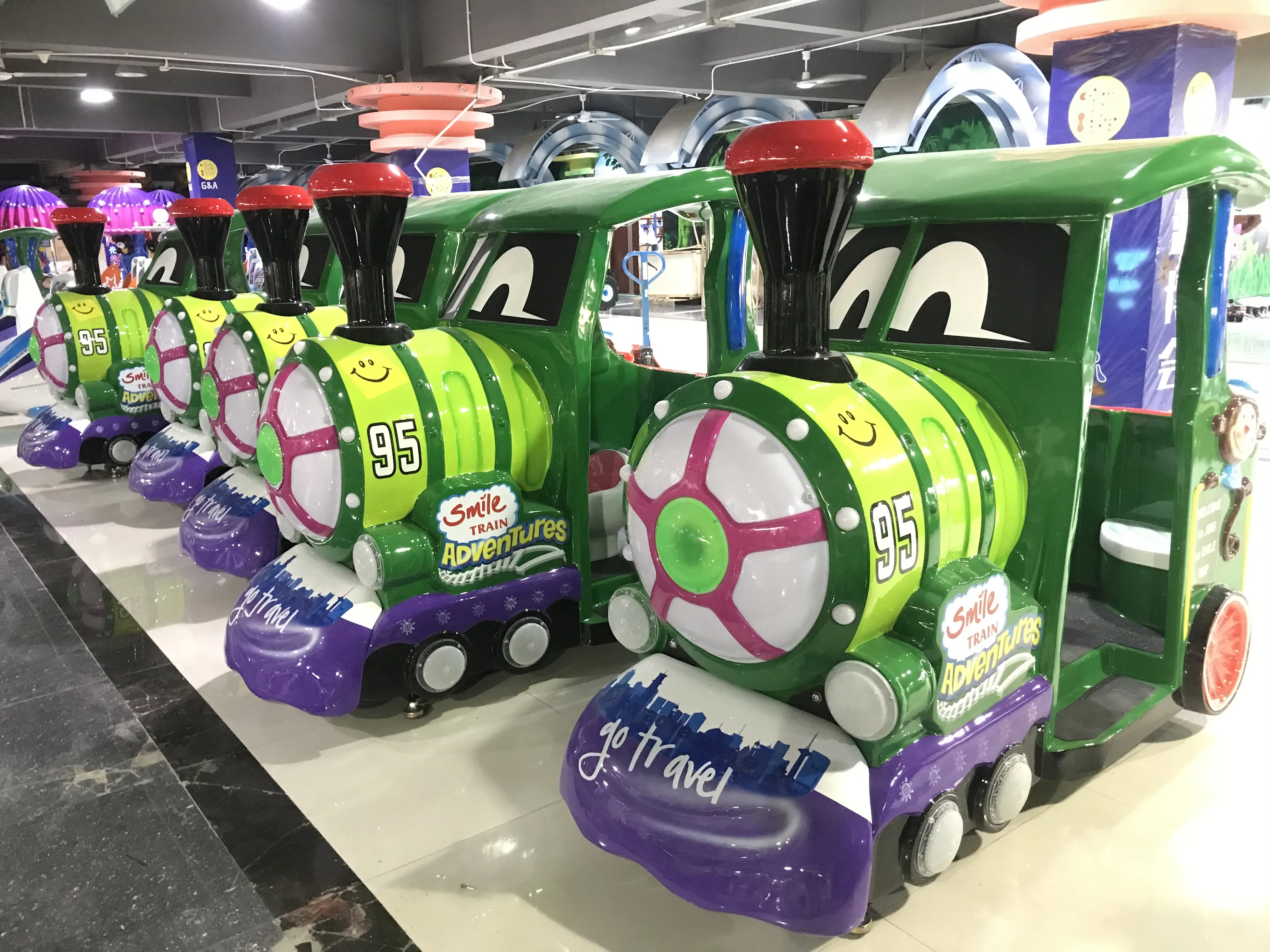 Поезд гоночная игра машина Крытый купить Happy Family Игрового Центра работающие от монет детские аттракционы для продажи 3-х местная стекловолокна 150W Небесно