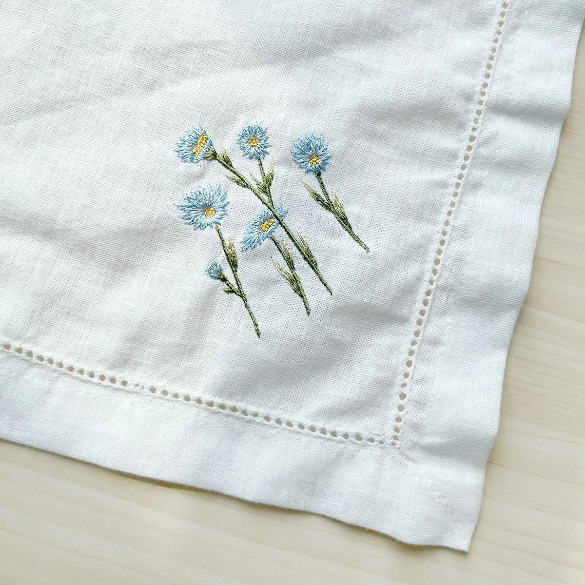 Wholesale 100% pure french linen napkins flower custom embroidered linen napkins for wedding/restaurant/party