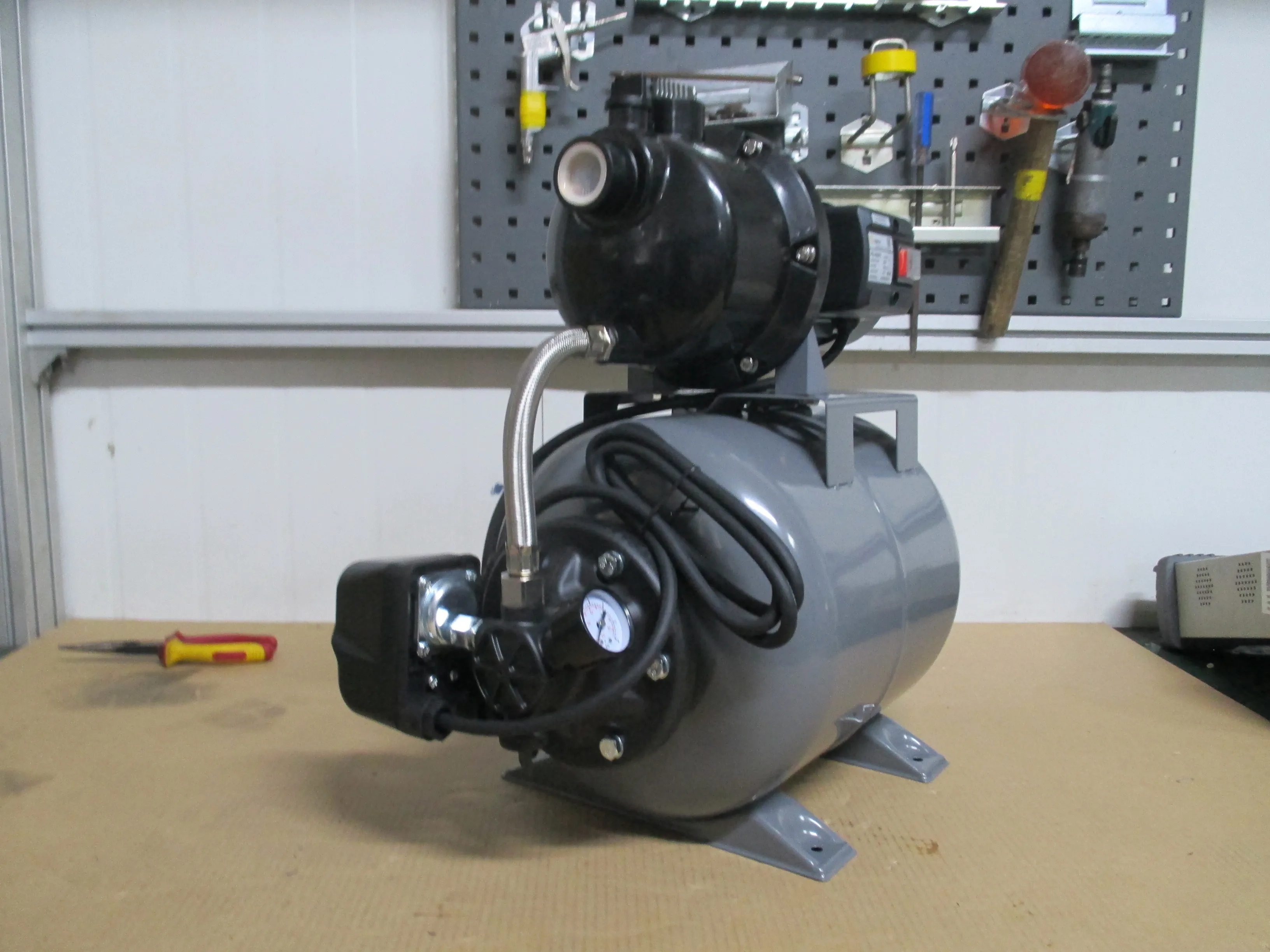 1000w  Plastic pump head  jet pump Automatic water booster pump system  With Pressure Tank for home garden