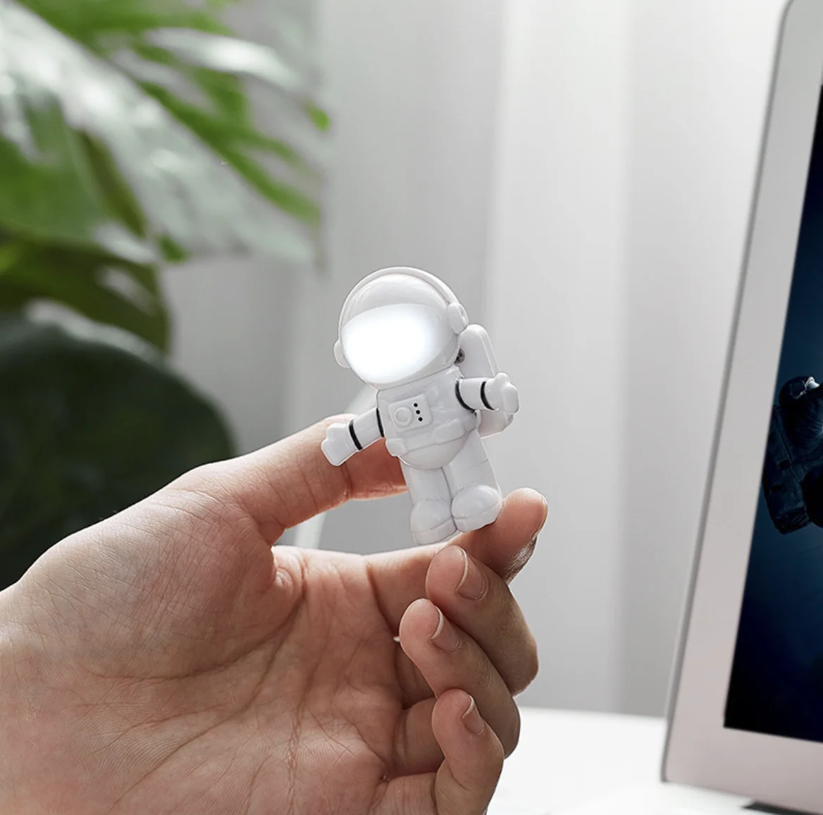 Cheapest Promotional gift Astronaut USB gadget night light with logo printing