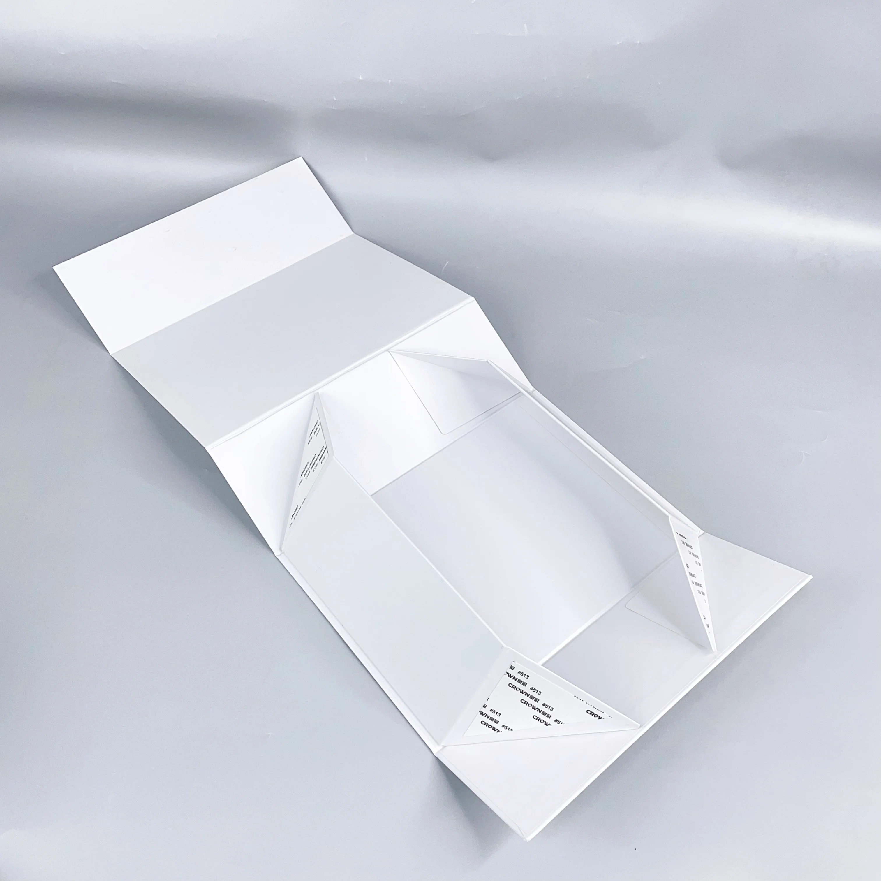 Custom logo luxury cosmetics gift packaging box white magnet flap clothing paper box foldable magnetic closure gift boxes