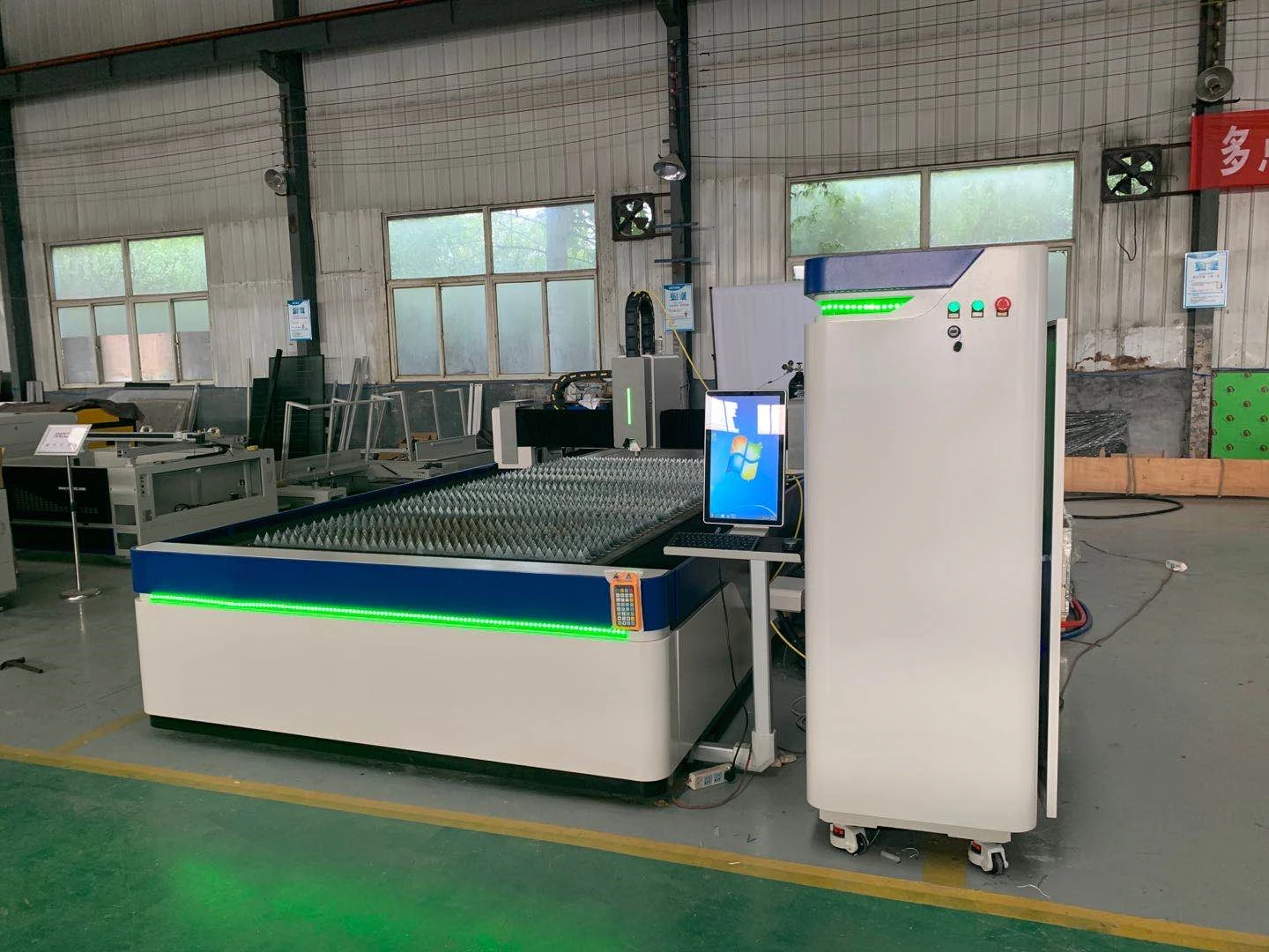 China Factory Price 1kw 1.5kw Metal Stainless Steel Carbon Sheet Fiber Laser Cutting Machine