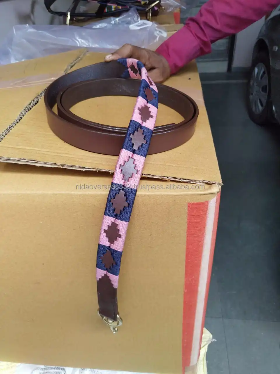 Кожаное поло с лямкой на шее