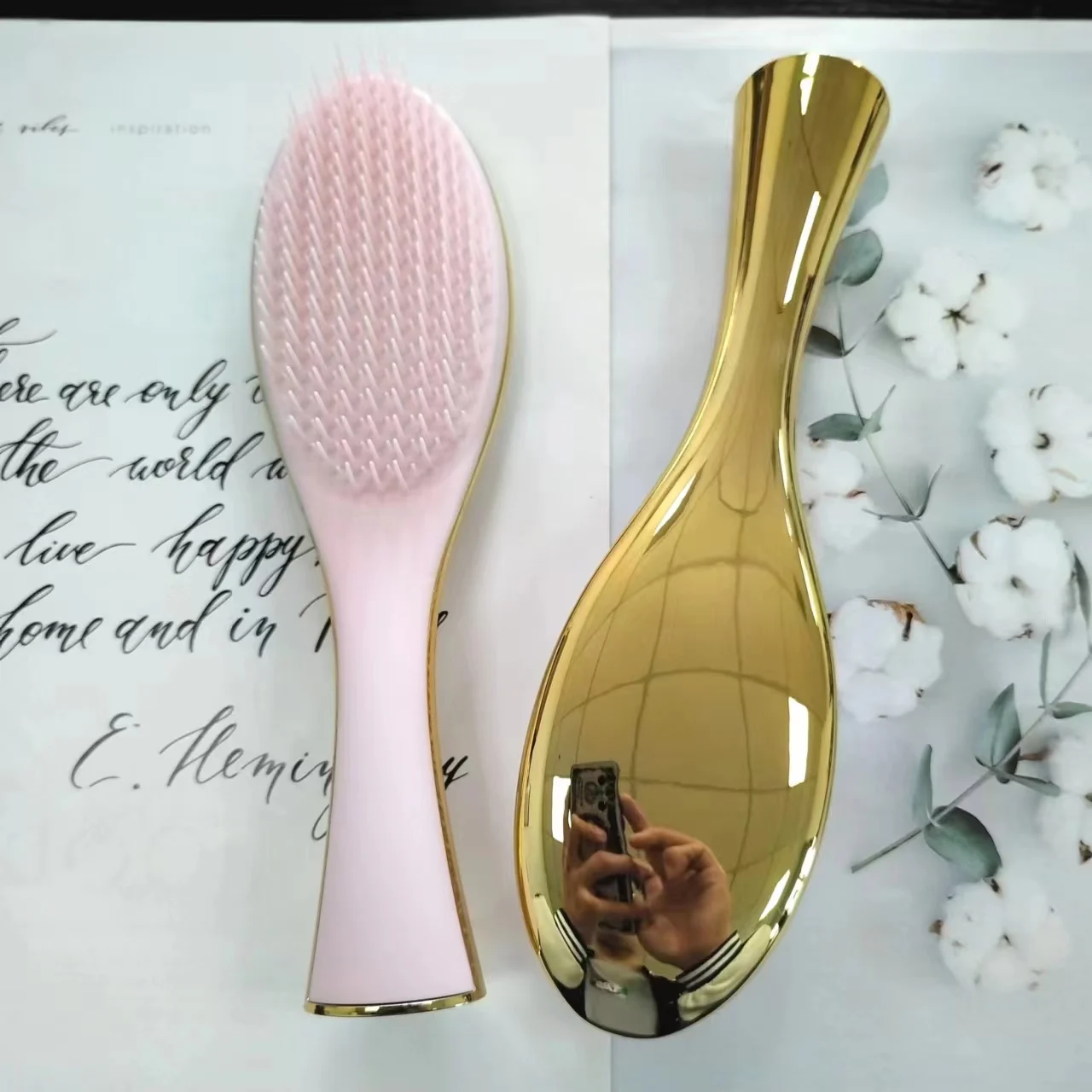 Wholesale Wonderful Soft Touch Personalized Detangler Tangle Detangling  hair self cleaning hair  brush