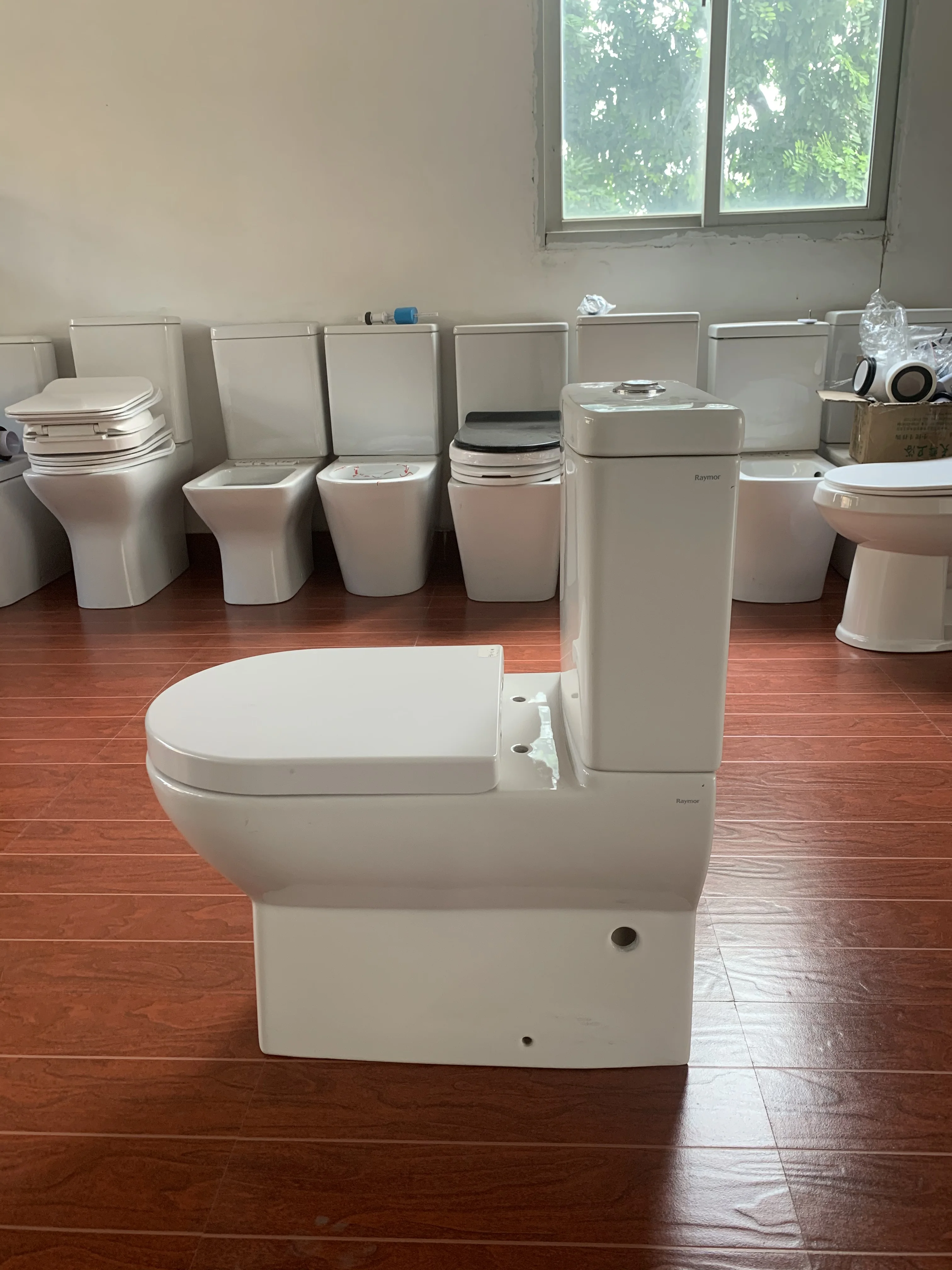 Saudi ArabiaEuropean Master Design 5 Years Warranty Adjustable Water Pressure 4.8-6L Flush Flow Dual Flush Luxury Ceramic Toilet