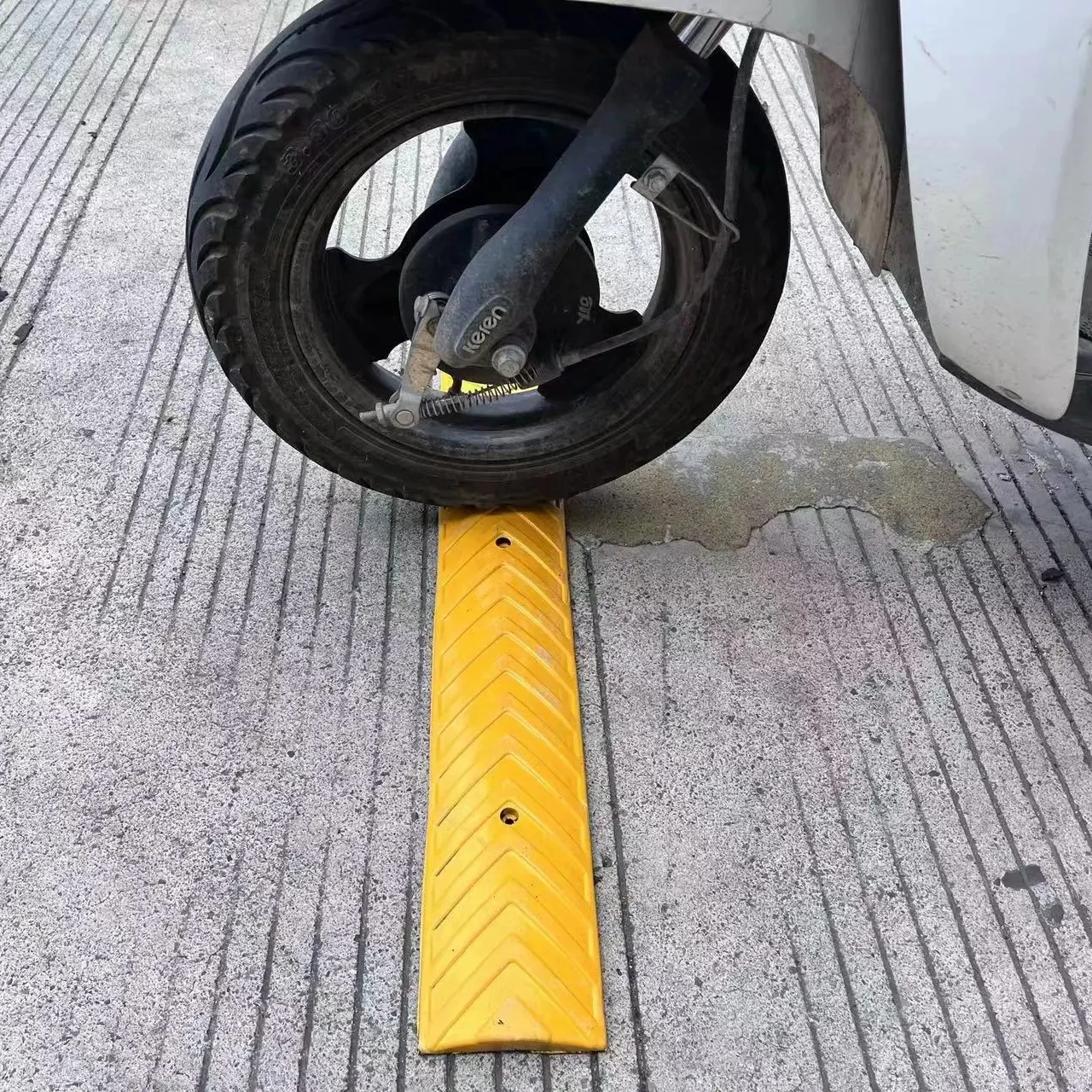 Highways Rubber Material Wholesale Road Rump Rubber Speed Bumps Road Safety