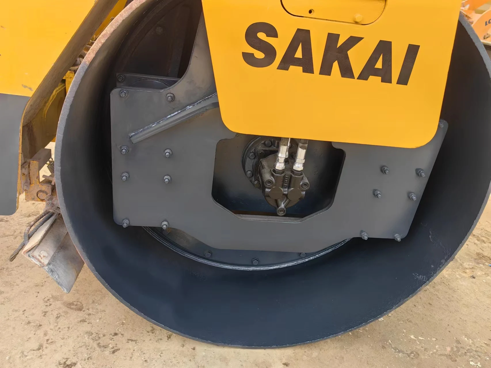 Используется SAKAI SW750N 9 тонн тандемный двухбарабанный стальной колесный Вибрационный дорожный каток с компонентами двигателя и сердечника