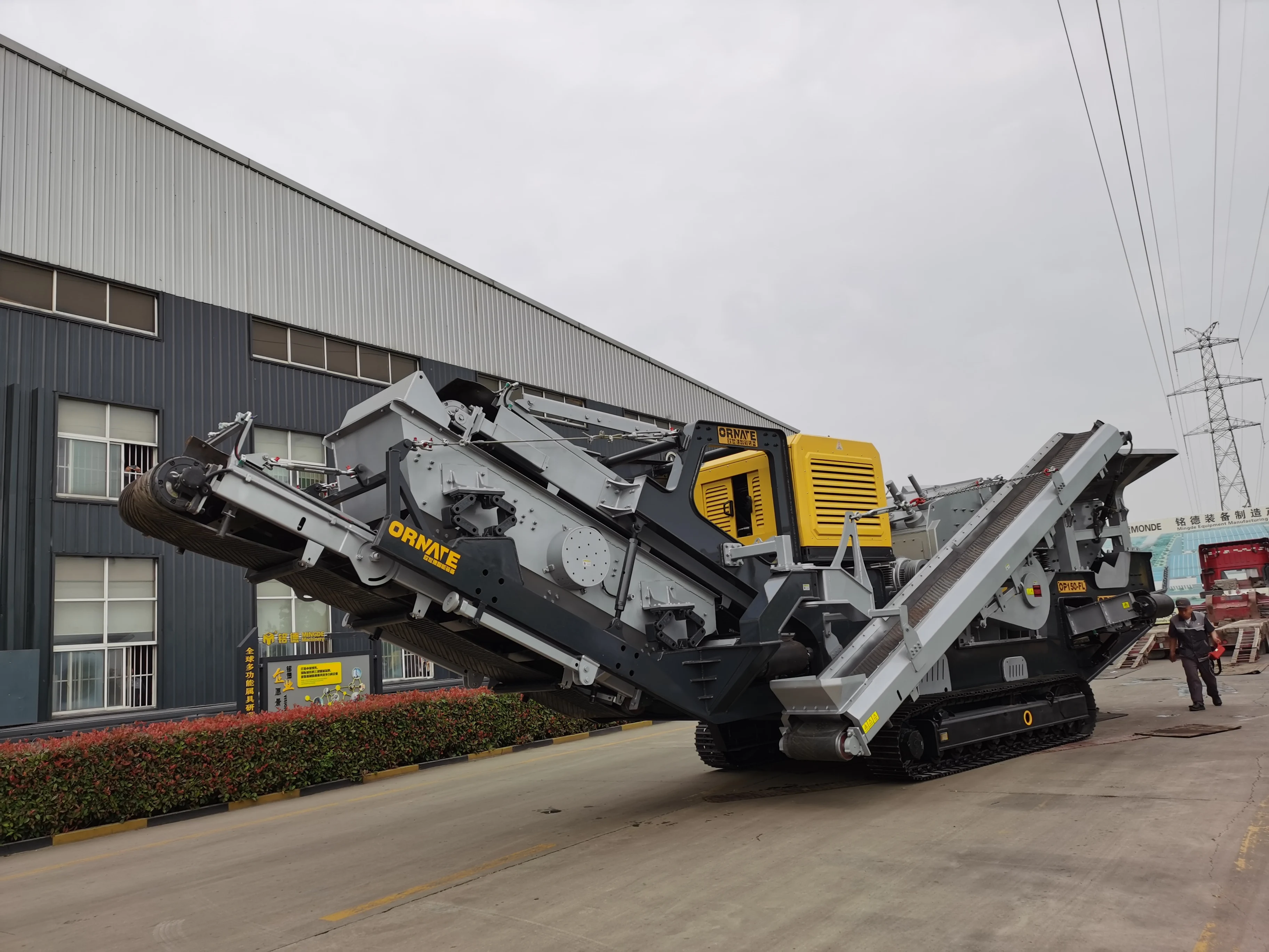 Preferential Price Diesel Engine Mobile Mining Primary Jaw Crusher Machine With Vibrating Screen