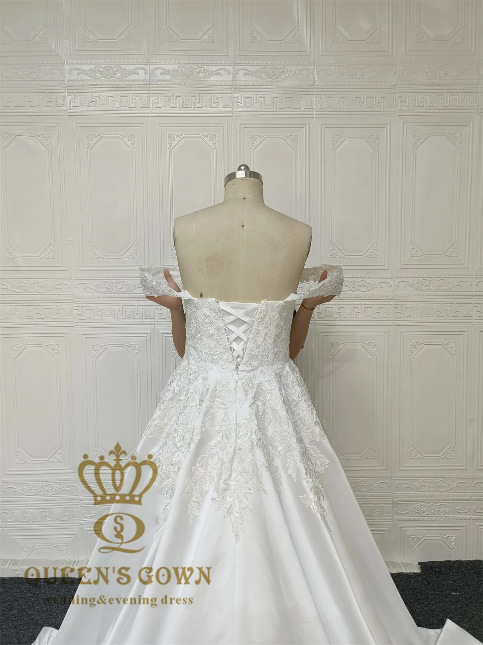 QUEENS GOWN High quality ivory satin sweetheart bridal dress elegant embroidered applique a line wedding dresses