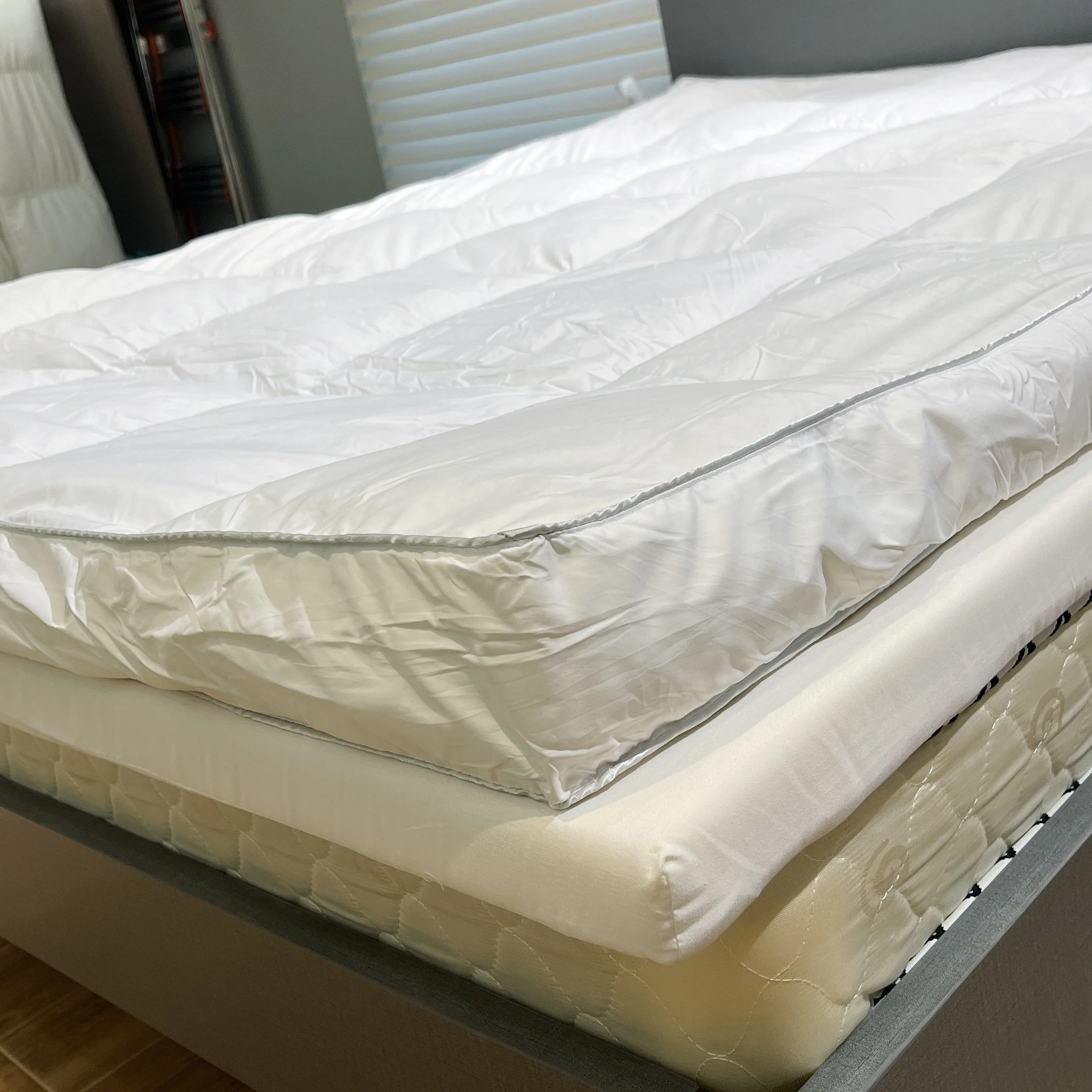 Luxury Adult Duck Feather Down Baffle Gusset Bed Topper Folding Floor Mattress Topper with Elastic Band