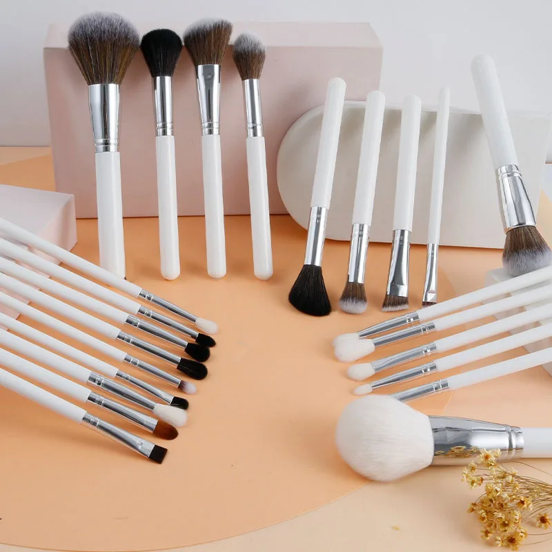 2024 Luxury Makeup Brush 24 Pcs Wooden Handle Make Up Brushes Custom Logo Professional Makeup Brush Set