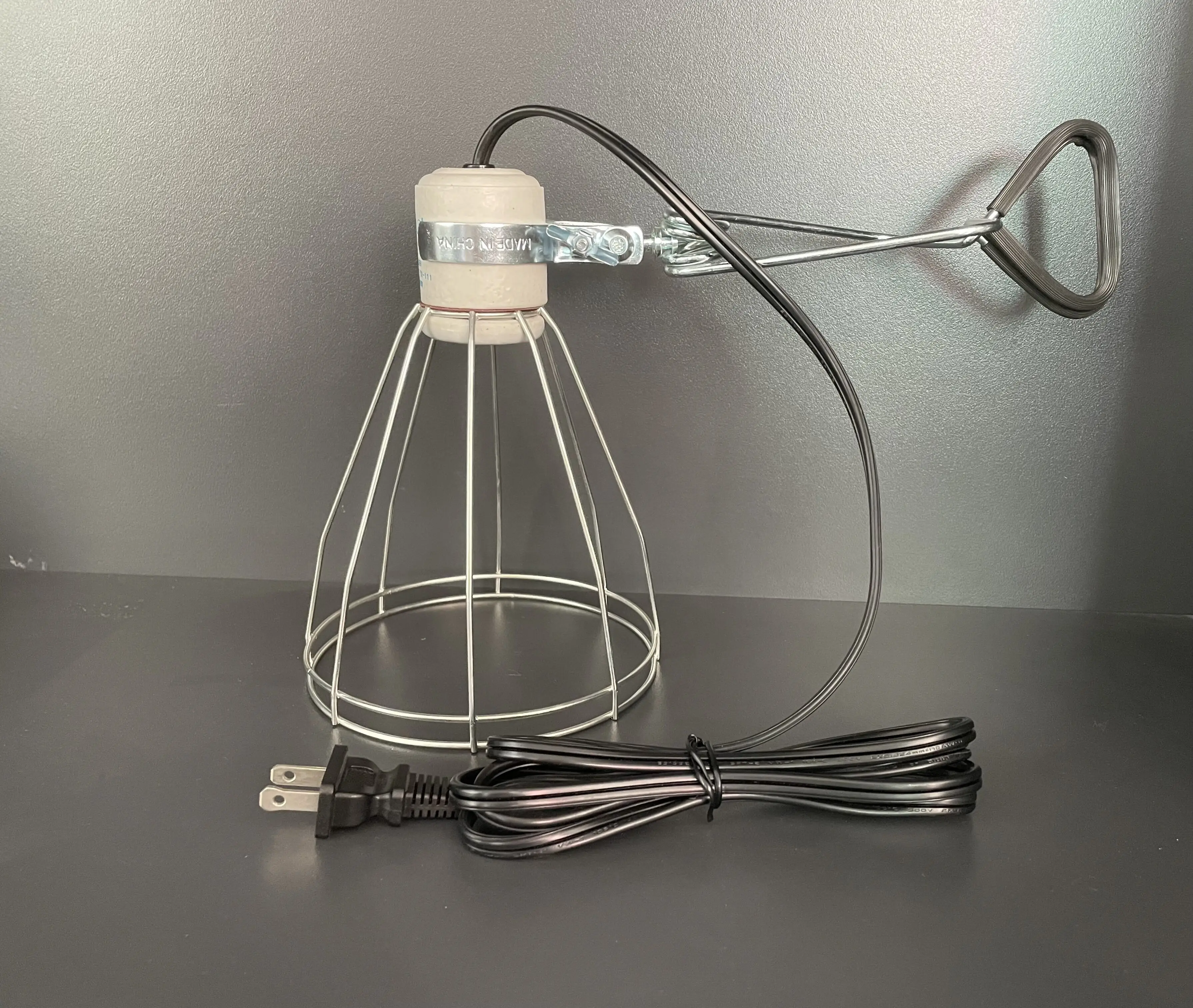 Brooder lamp and 200-Watt Heat Lamp with Wire Grill and Clamp for Reptile/Pets/Poultry