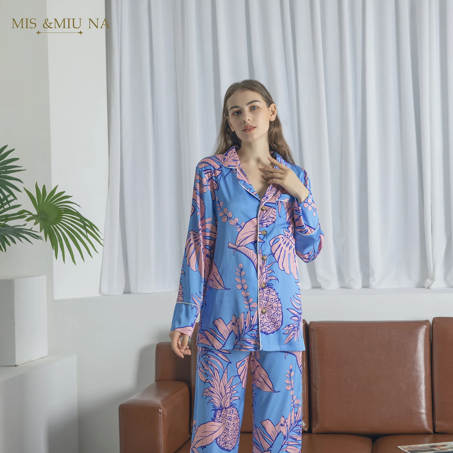 New Arrival Sky Blue Long-sleeved Satin Sleewpwear Pineapple Printed Silk Pajamas Set For Women