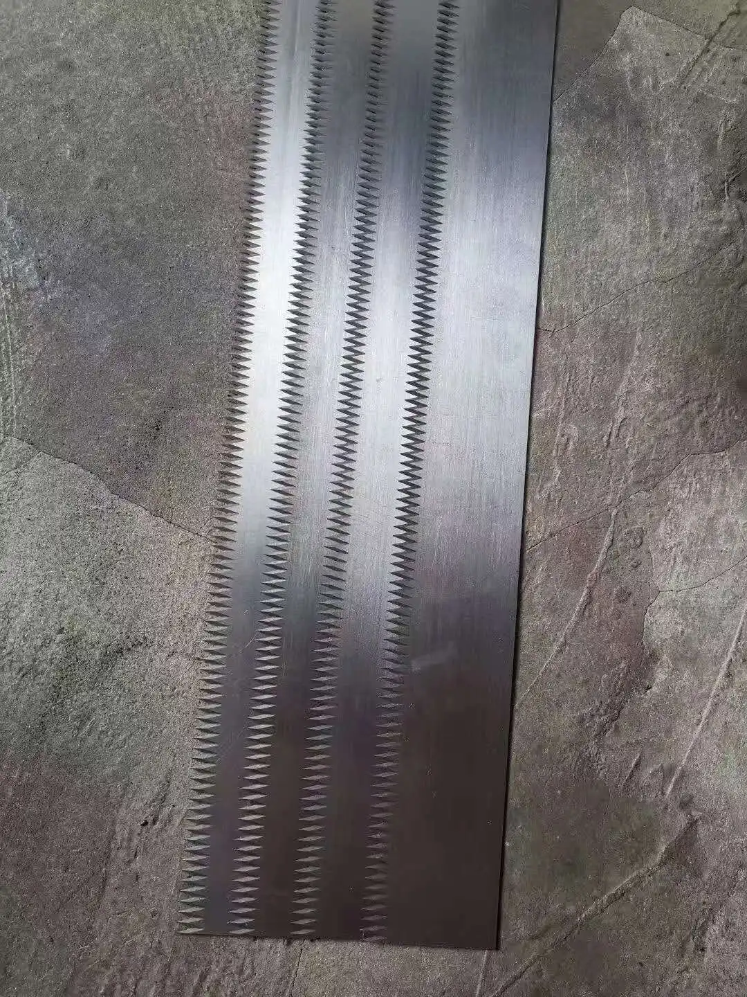 Serrated blade, thin-film plastic tooth-shaped cutting blade, high-speed steel material serrated long knife