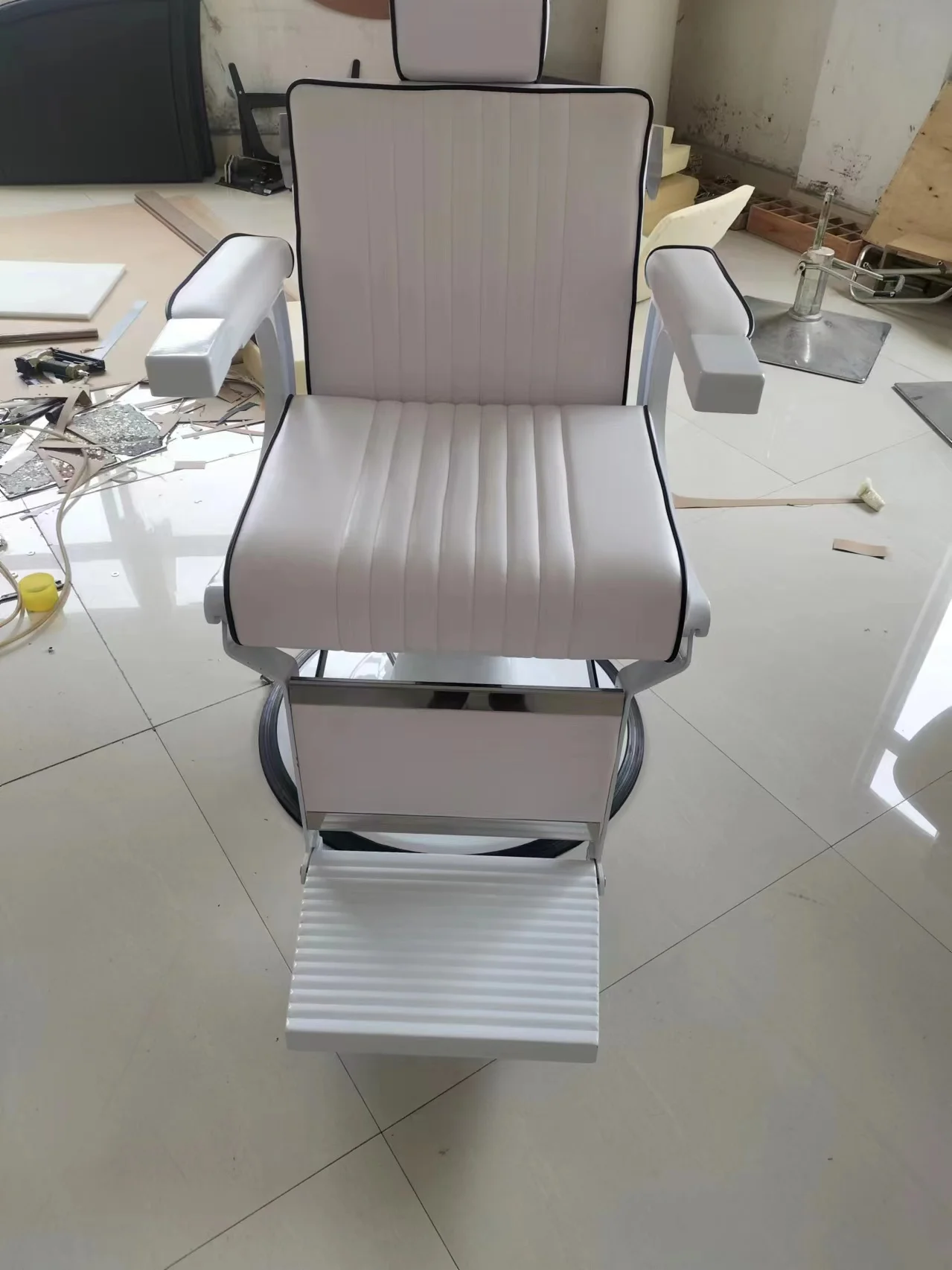 Beauty Barbershop Antique Salon Equipment and Furniture Hair Saloon Chairs Metal Barber Chair Leather Duty Seat Steel Heavy Pump