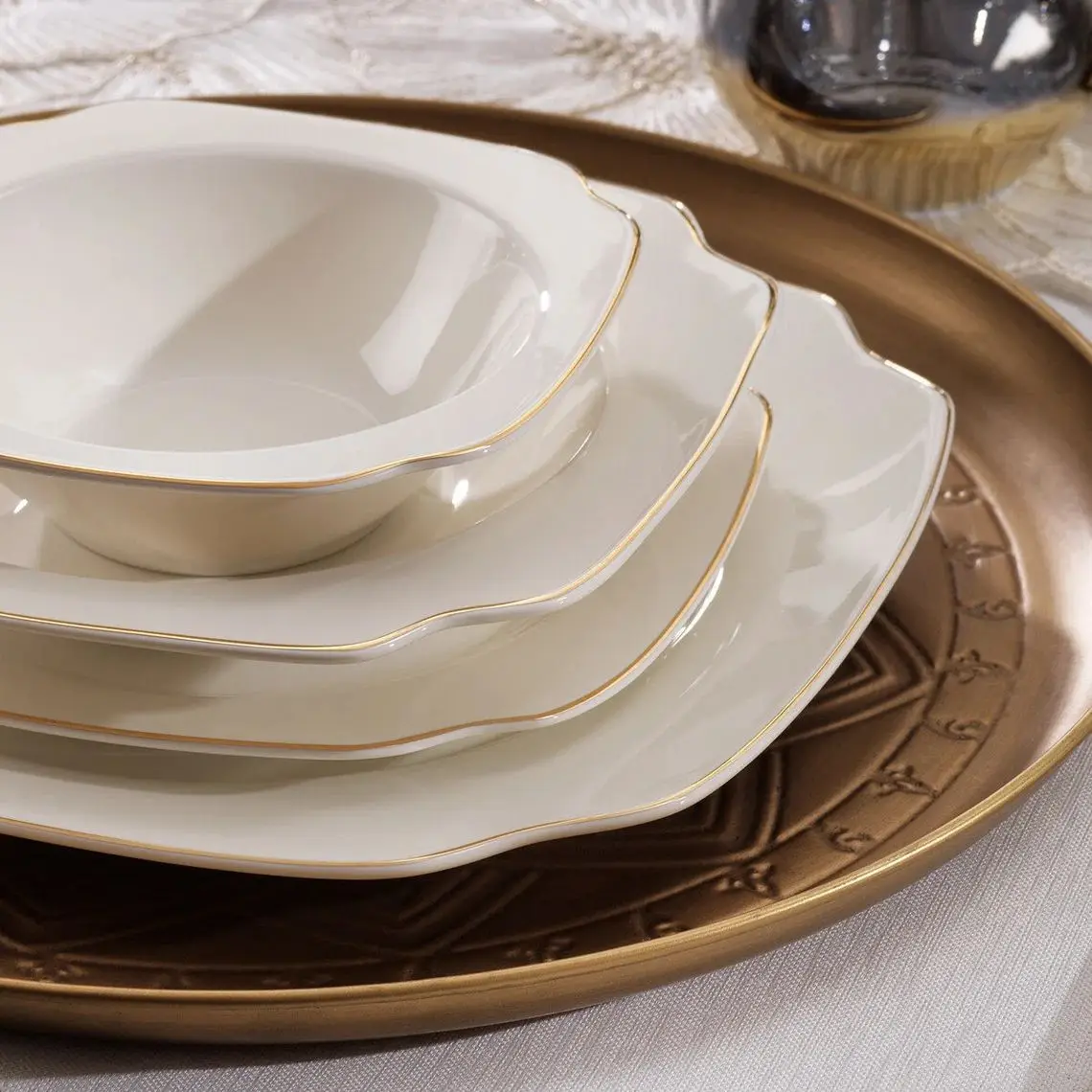 OEM ODM New Bone China Gold Plated Dinnerware Plates Sets Luxury Porcelain Royal Dinner Tableware Set
