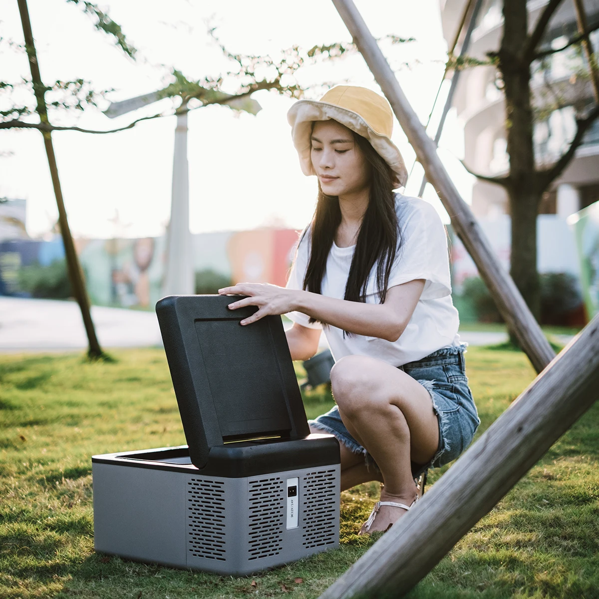 Alpicool C9 AC DC Compressor Small Fridge 9L Mini Fridge Freezer Car Refrigerator Portable Camping Cooler Box for Wholesale