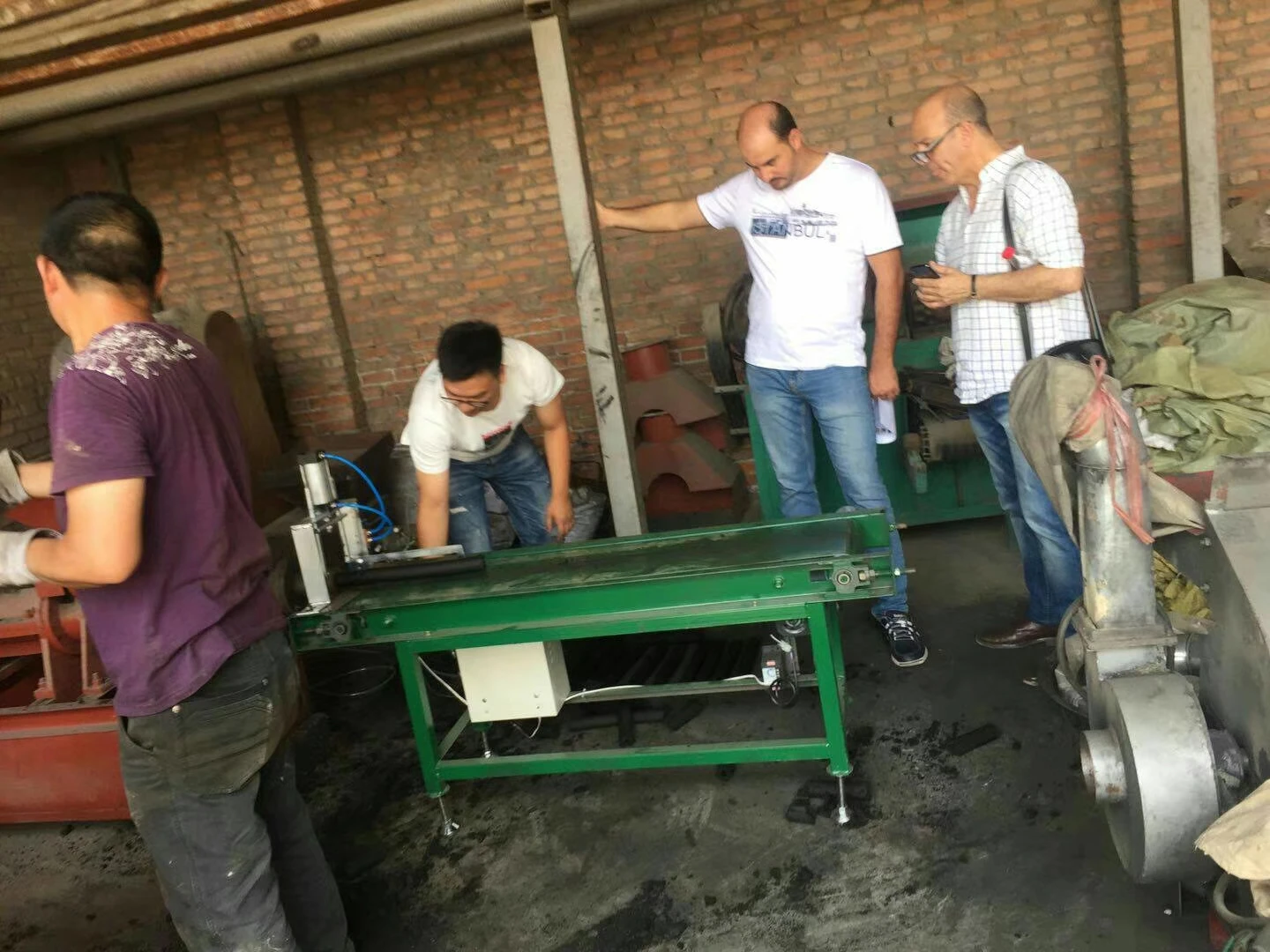 Factory sale 2 ton per hour screw biomass wood briquette extruder machine complete charcoal briquette production line