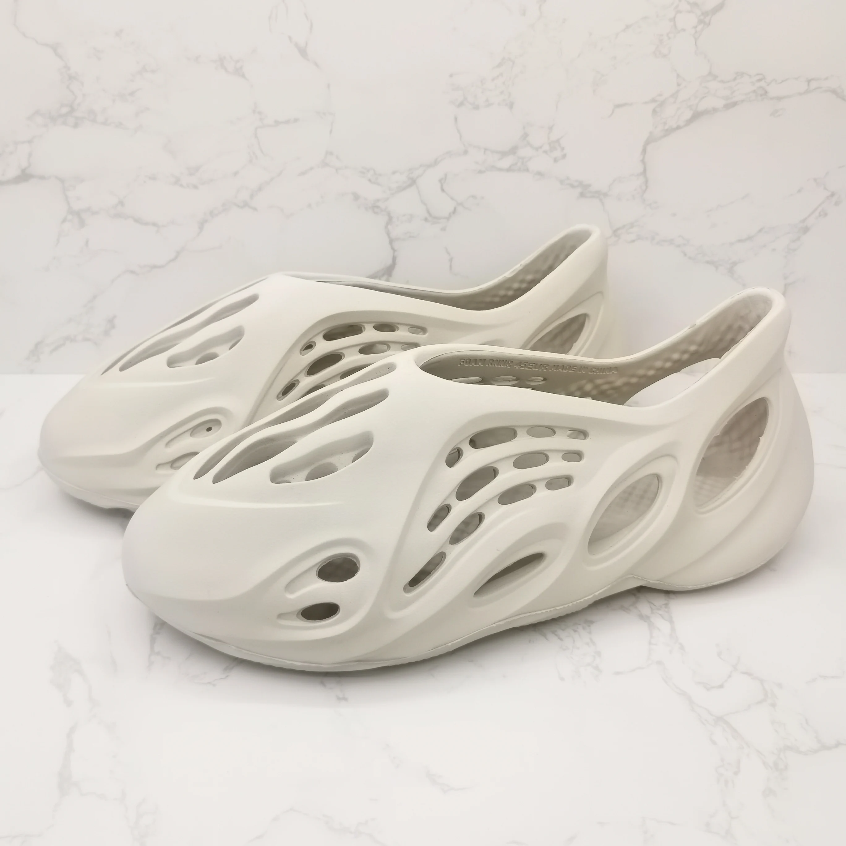 Hot Selling Men Women Designer Shoes Yeezy Slide Yeezy Foam Runner EVA Men Beach Yezzy Sandals